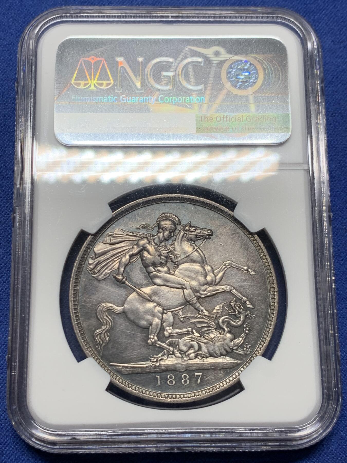 《竞宝斋》第434场 周日，周一2场连拍 （全场包邮） NGC UNCD 英国1887年维多利亚高冠马剑克朗，英国钱币名家Thorbum旧藏，双面包浆极美，适合自藏