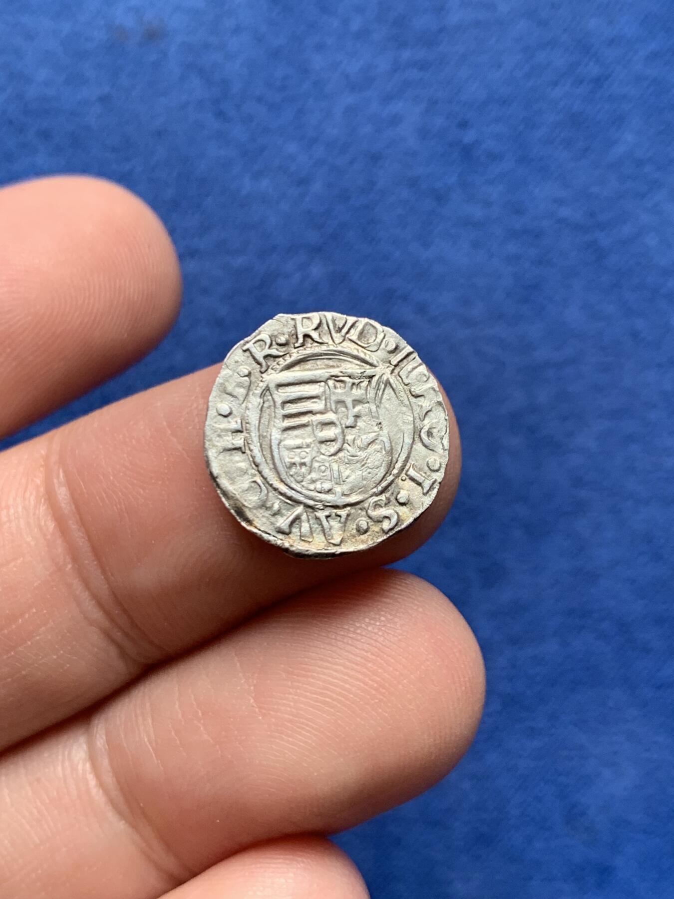 《竞宝斋》第434场 周日，周一2场连拍 （全场包邮） 1580年 神圣罗马帝国鲁道夫二世第纳尔银币  0.51克，UNC原光品相，稀少的皇帝版本，圣母抱婴。