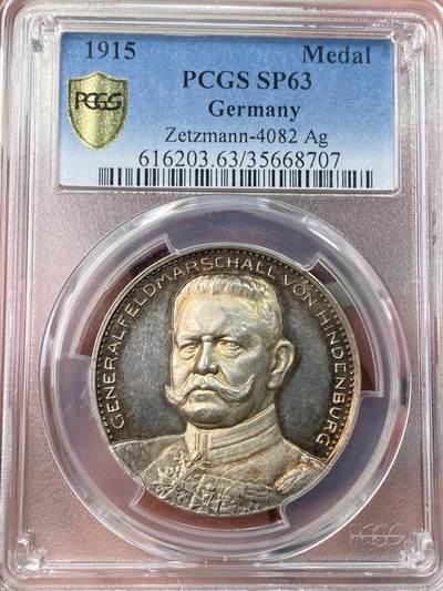 万国钱币拍卖第054期 - PCGS SP63 1915年德国一战军神兴登堡东线大捷纪念银章 渐变彩虹彩包浆 背面最右侧士兵脚下有栅栏的稀少镜面版本