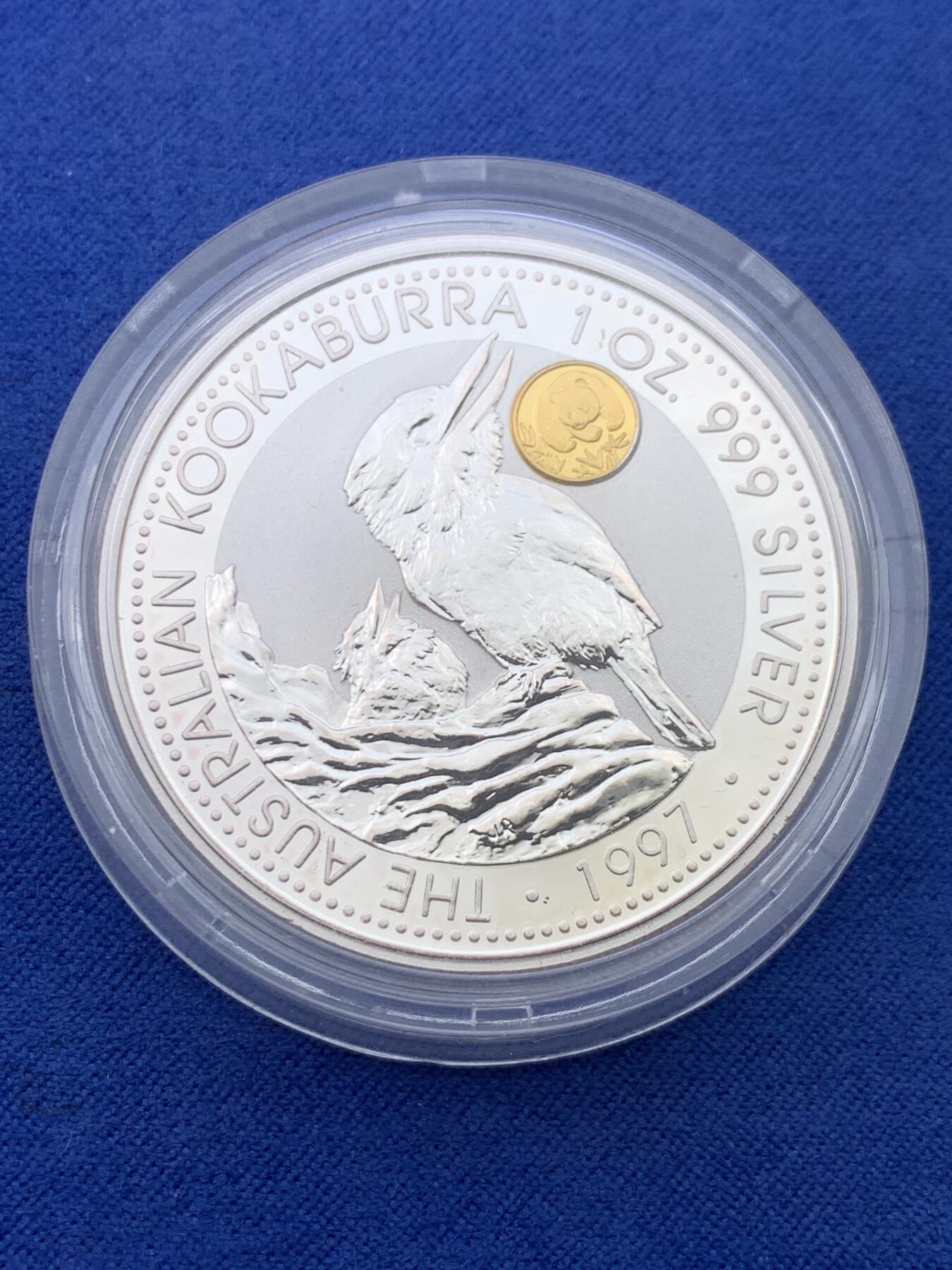 《竞宝斋》第434场 周日，周一2场连拍 （全场包邮） 澳大利亚 1997年 笑翠鸟 熊猫镶嵌银币 含纯银1盎司999银 镶嵌部分重约0.5克黄金，发行1.5万枚，为上海国际钱币展而发行