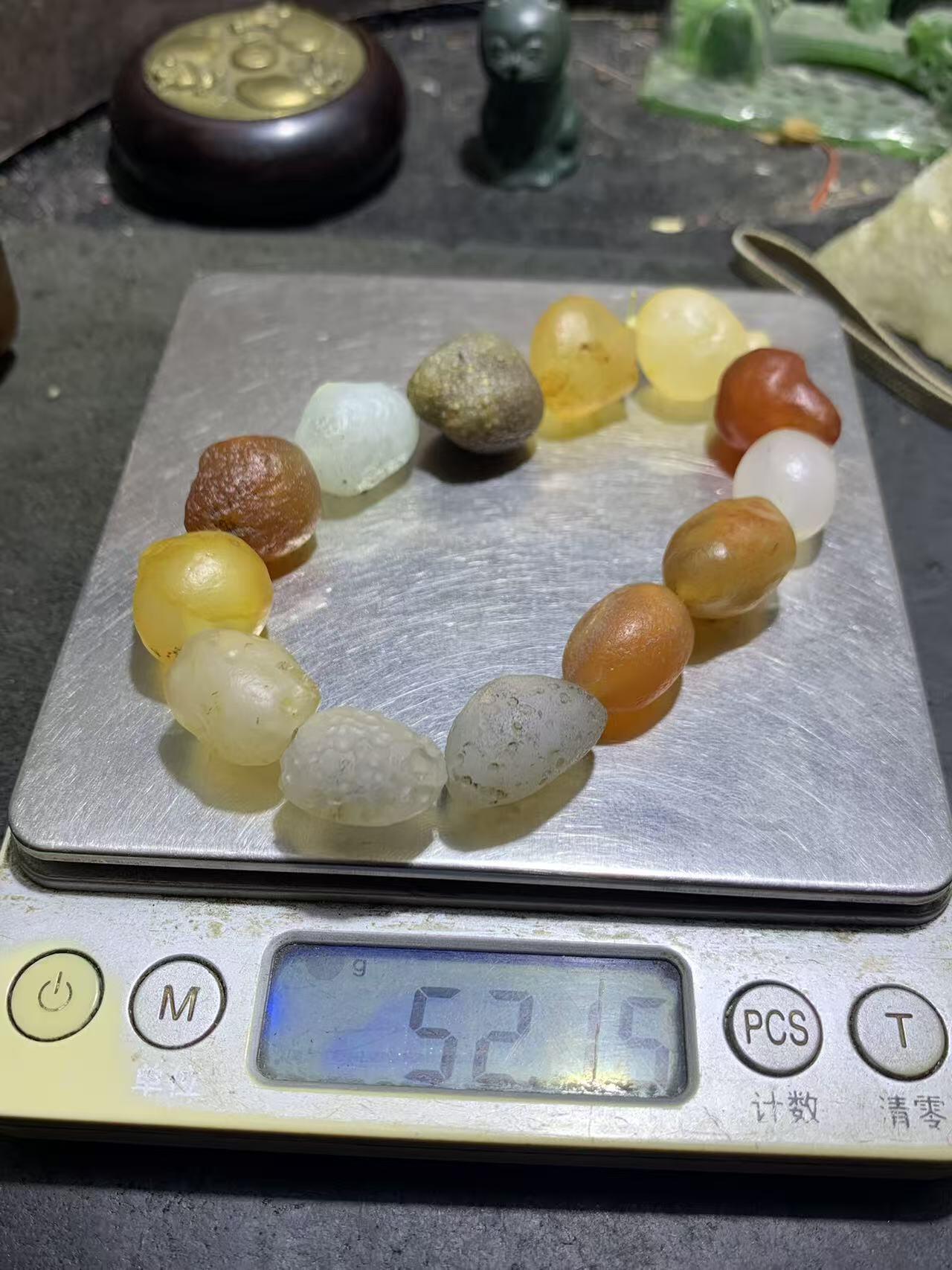 精美阿拉善彩珠玛瑙原石手串一条，。