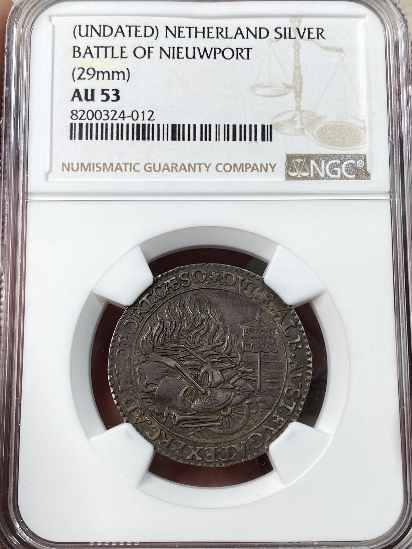 万国钱币拍卖第054期 NGC AU53 1600年荷兰尼德兰纪念银质代币 NGC没注明年份，纪念纽波特战役，直径29毫米。正反面雕刻都十分古朴精致，美不胜收。十分稀少品种。