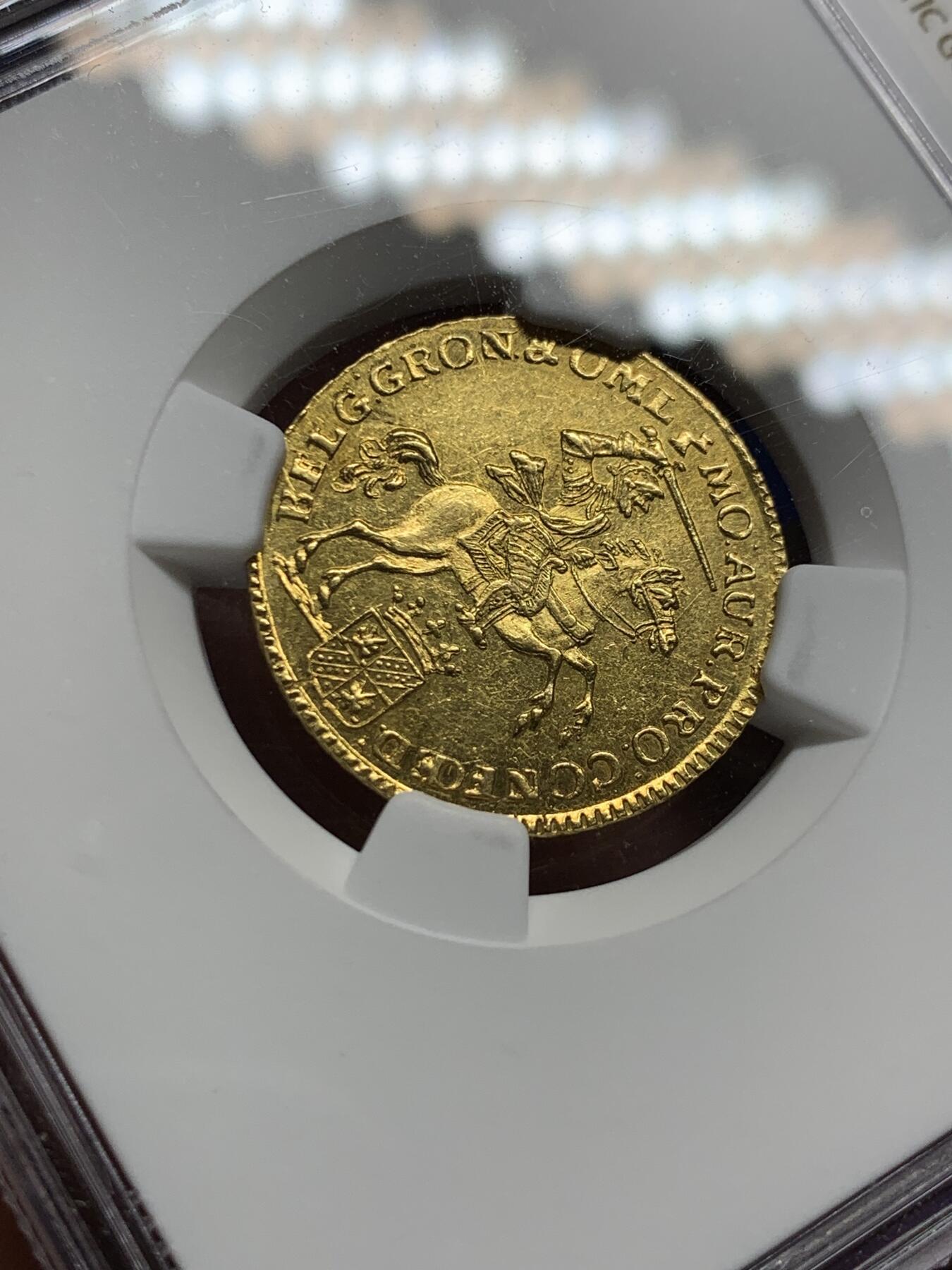 《竞宝斋》第434场 周日，周一2场连拍 （全场包邮） 最稀少的省 NGC MS62 荷兰 1761年 格罗宁根省和奥默兰登省 7盾 马剑金币 4.965克 看到100个乌特勒支大马剑也见不到一个格罗宁根，银马剑几年没见到了，金的还好，也很缺 值得收藏