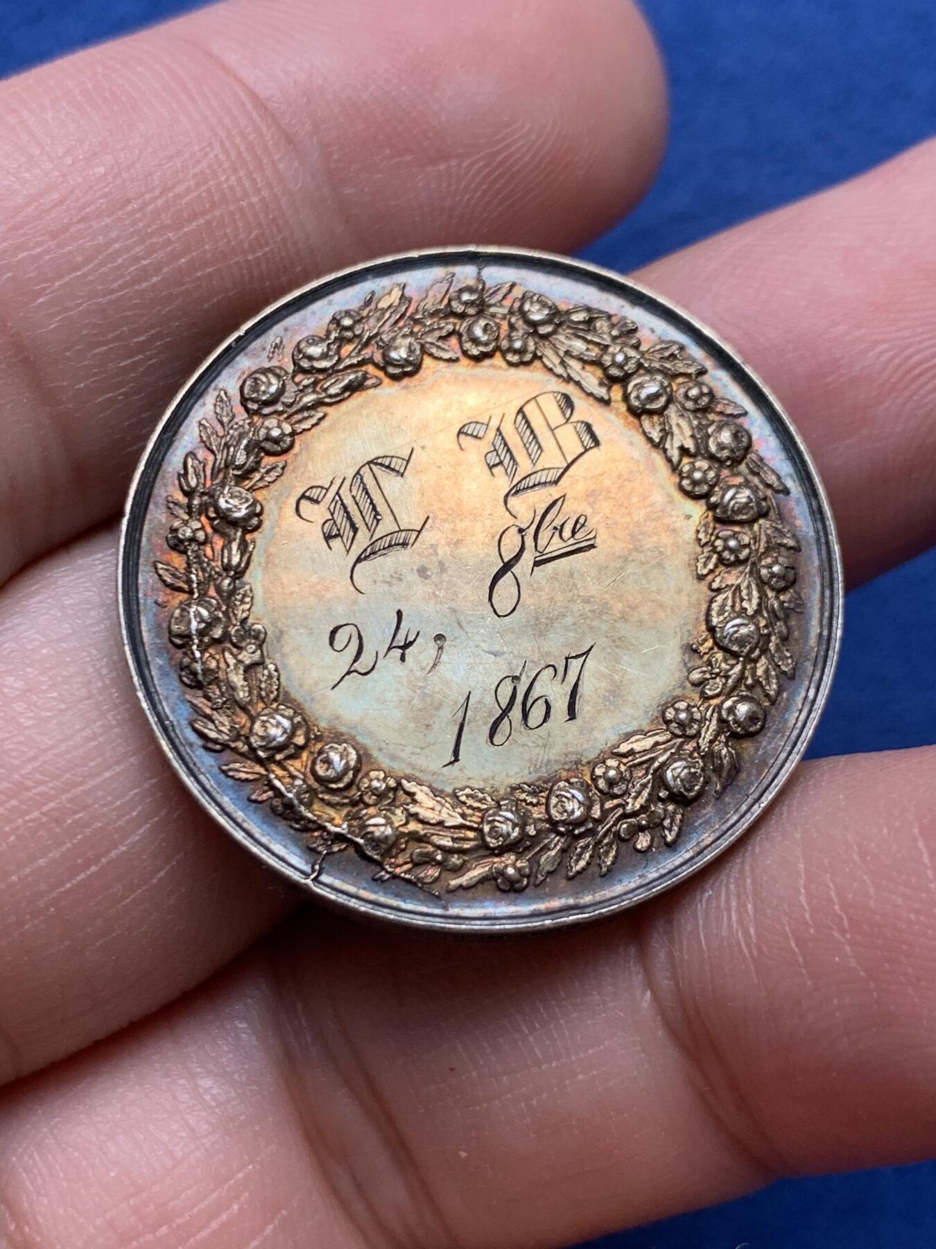 《竞宝斋》第434场 周日，周一2场连拍 （全场包邮） 法国婚礼银章 蜜蜂银标 11.9克 30mm 背面带手工刻字 包浆漂亮