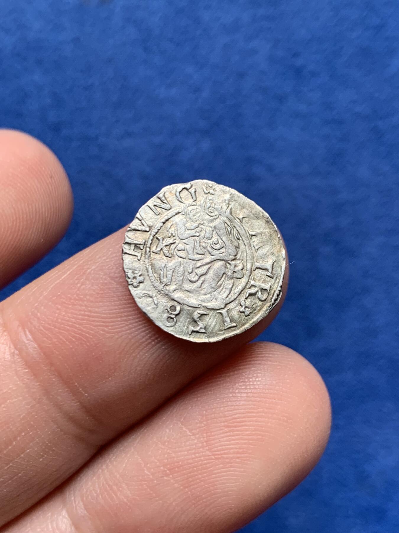 《竞宝斋》第434场 周日，周一2场连拍 （全场包邮） 1580年 神圣罗马帝国鲁道夫二世第纳尔银币  0.51克，UNC原光品相，稀少的皇帝版本，圣母抱婴。