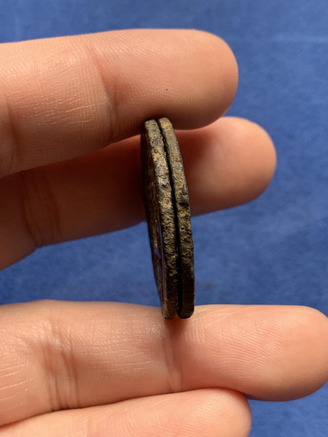 《竞宝斋》第434场 周日，周一2场连拍 （全场包邮） 两枚一组 南宋淳熙铁钱 南宋.孝宗年间公元1174-1189年铸造，背月双星.折三铁钱，大字版和小字一对。千年铁钱，字口保存不错。