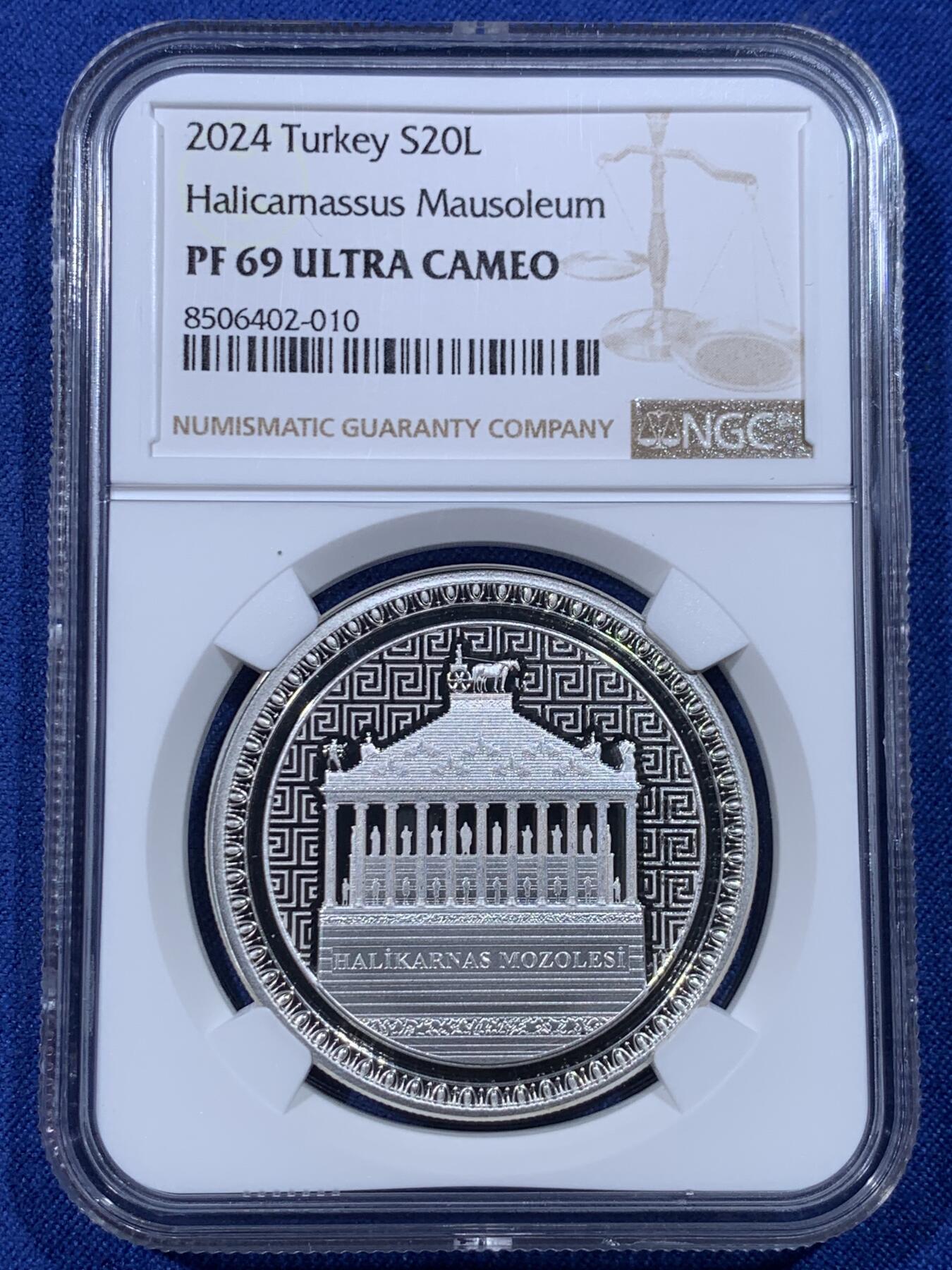 《竞宝斋》第434场 周日，周一2场连拍 （全场包邮） NGC PF69UC 土耳其2024年世界七大奇迹-哈利阿纳苏斯陵20里拉精制纪念银币（局部细节精湛需要放大镜欣赏~限量发行3千枚，克重1盎司，925银，币径38.61MM）