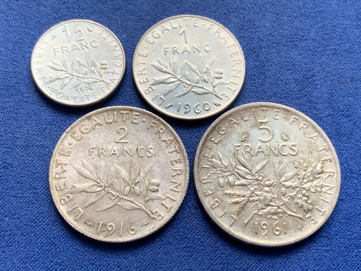 《竞宝斋》第434场 周日，周一2场连拍 （全场包邮） 四枚一组 法国行走女神，5法郎，2法郎，1法郎和2/1法郎，其中2法郎最早期1916年，其中2枚银币 著名雕刻师o'roty作品