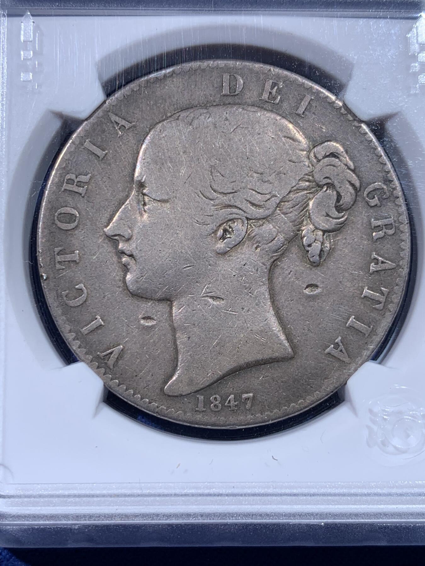 《竞宝斋》第434场 周日，周一2场连拍 （全场包邮） 华夏开放盒 VF30 维多利亚1克朗银币 1847年女王青年版头像，背面：联合王国盾徽。铸造量约：14万枚。925银。状态如图，老包浆流通品。