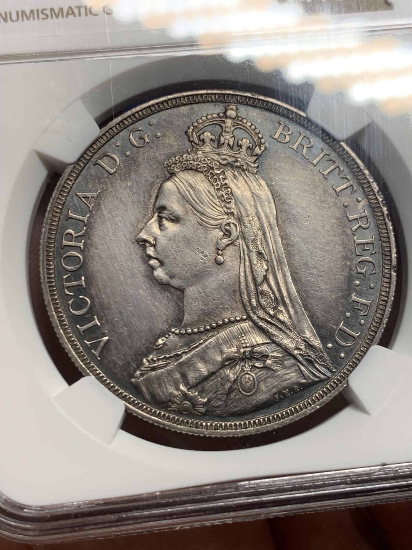 《竞宝斋》第434场 周日，周一2场连拍 （全场包邮） NGC UNCD 英国1887年维多利亚高冠马剑克朗，英国钱币名家Thorbum旧藏，双面包浆极美，适合自藏