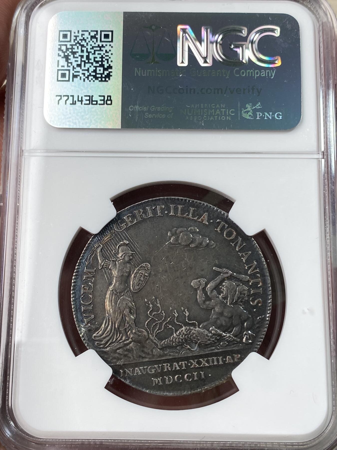 万国钱币拍卖第054期 NGC AU58 1702年英国安妮女王加冕纪念银章 正面刻有安妮女王侧面头像，反面安妮女王被描绘成女神帕利亚斯雅典娜，手持霹雳，与一位双头人物对峙，周围环绕着