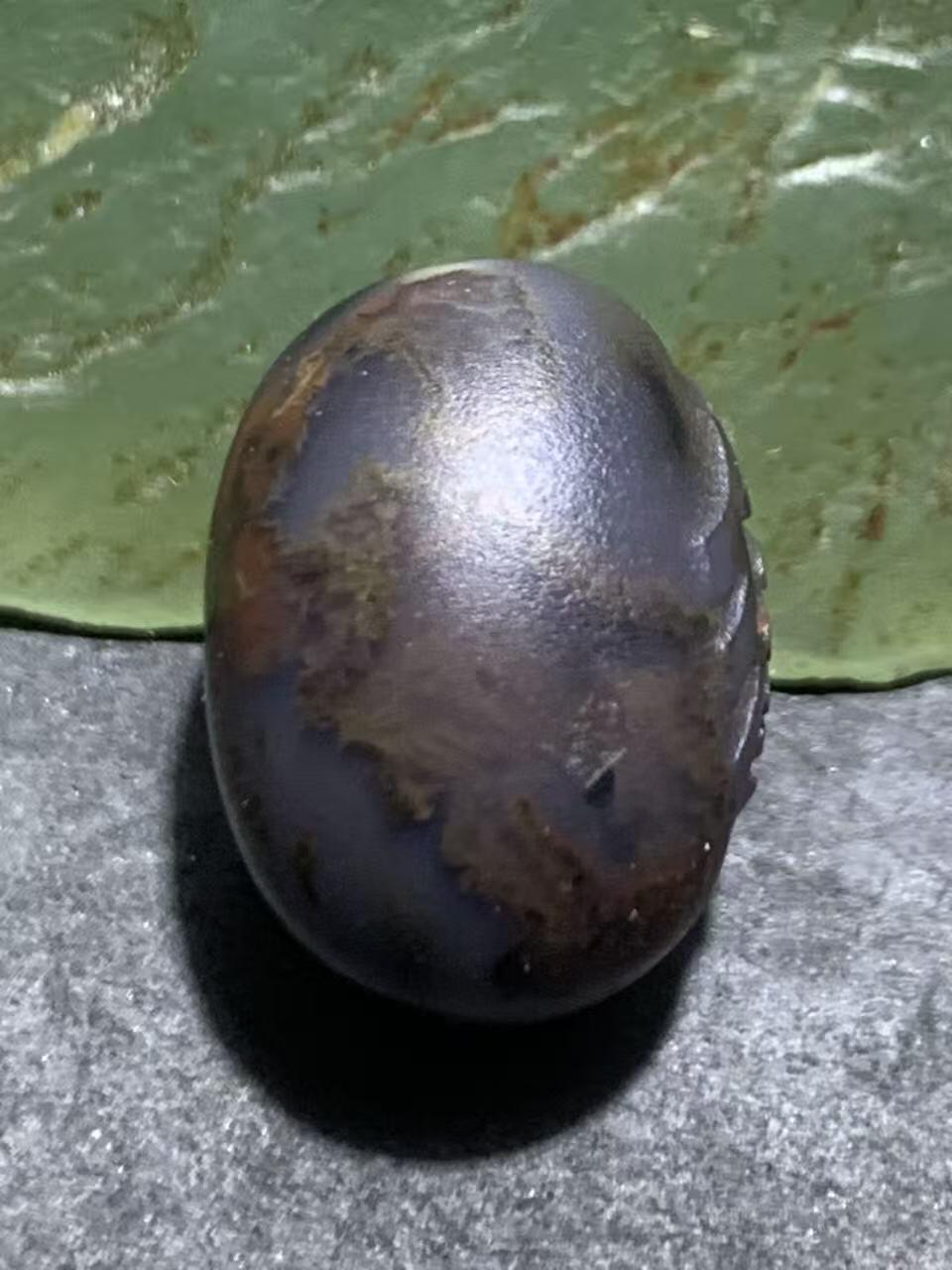 精美亚光风化纹冻料战国红玛瑙手工雕刻缘字随形珠一颗！