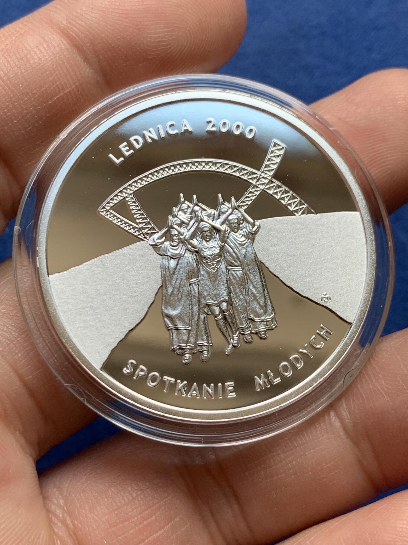 《竞宝斋》第434场 周日，周一2场连拍 （全场包邮） 喀麦隆2016年2500中非法郎彩色银币 波兰世界青年日 17.5克 999银 发行量：966 带证