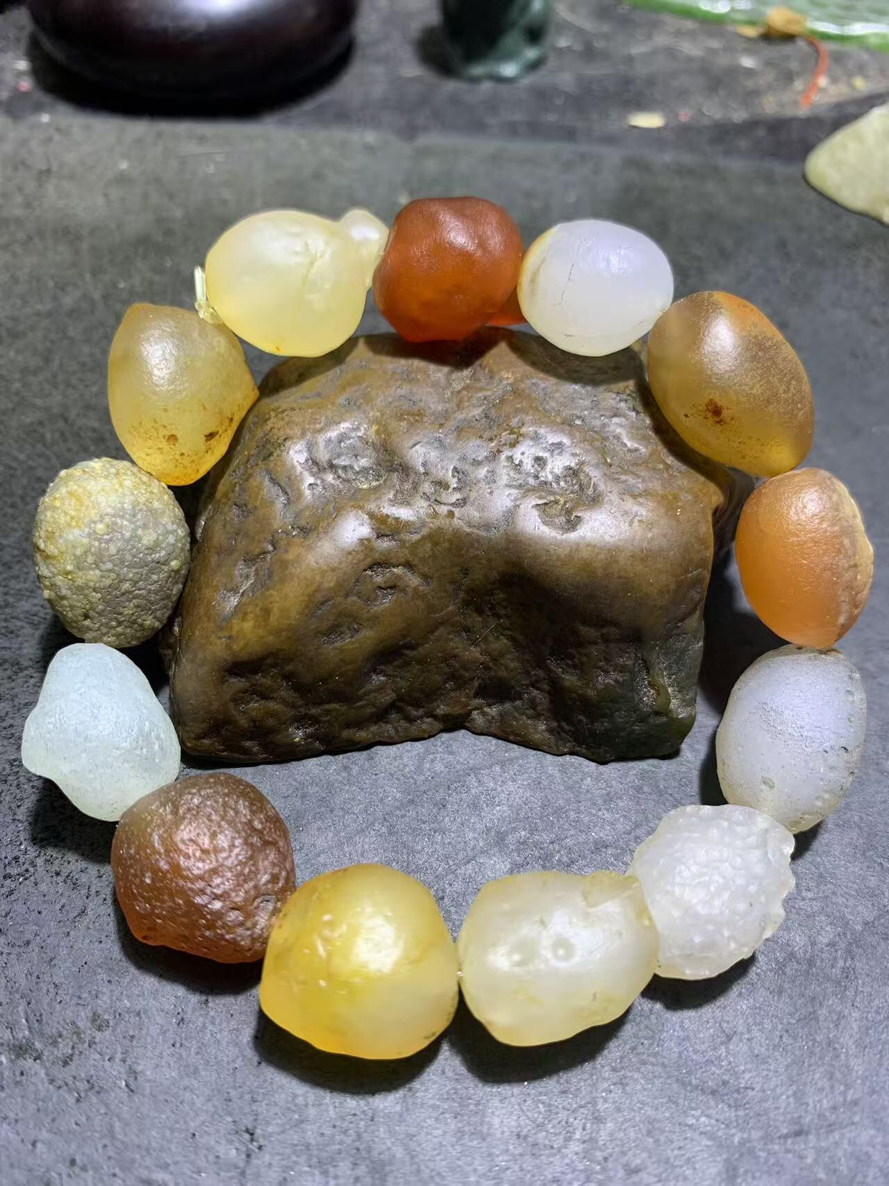 精美阿拉善彩珠玛瑙原石手串一条，。