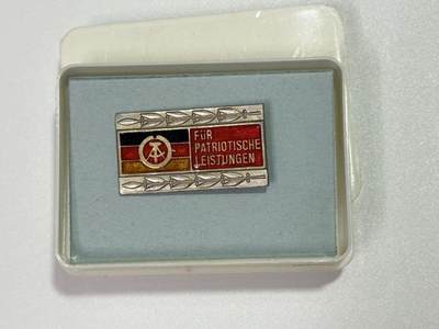 韵星假日精品2025秋季军品类拍卖会-- Rimey Holidays Boutique 2025 Autumn Militaria Sale - 民主德国银级人民阵线奖章带盒