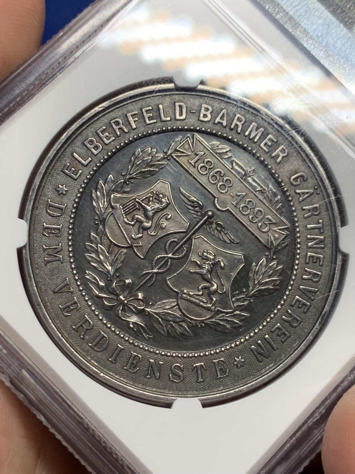 《竞宝斋》第434场 周日，周一2场连拍 （全场包邮） NGC MS61 德国1893年园艺博览会大银章，41mm大规格，少女衣纹流畅丰美，花卉蔬果刻画精细，工艺精湛。黑彩老包浆非常漂亮，实物状态极佳，严重低评