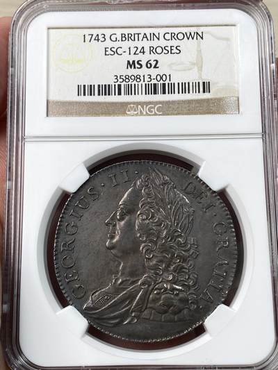万国钱币拍卖第054期 - NGC MS62 1743年英国乔治二世玫瑰克朗 名誉品种 也是英国克朗铸造史中重要的分水岭 自乔三克朗开始英国铸币便全面迈入蒸汽时代 而这枚铸造于18世纪中期的玫瑰克朗不论是工艺还是设计都是当年的巅峰之作 飘逸的卷发 华丽的纹章都不禁让人疑惑这到底是不是近三百年前的造物 而此枚双面均匀厚重极具历史感的包浆已经给出了答案 深峻的打制让你不会错过任何一个高点细节 一枚经得起时间考验的藏品
