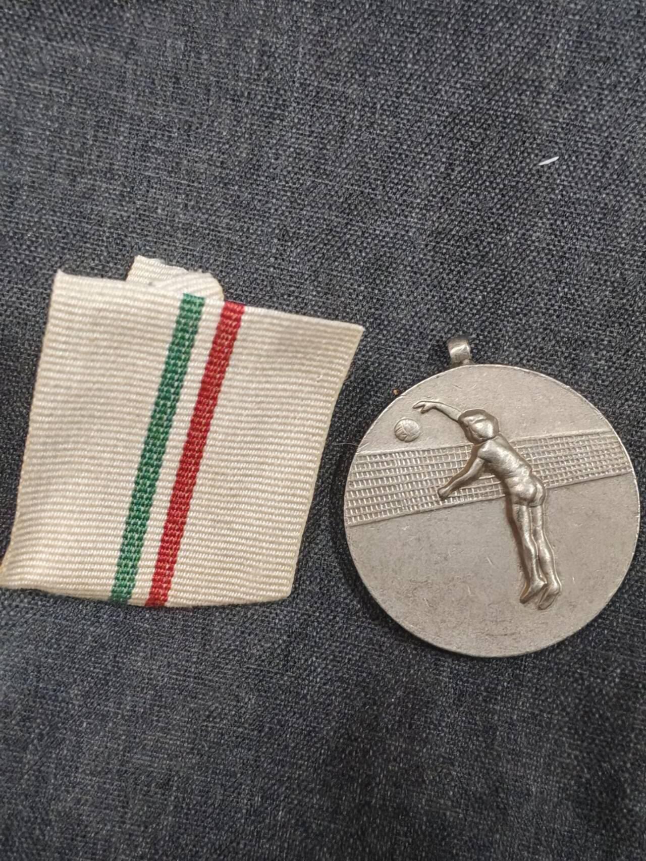 罗岚⭐爱藏⭐精品专拍第七场-分享拍场赚佣（周六有群拍，详细看简介） 匈牙利人民共和国最后一年1990（几个月后垮台了）银级体育竞赛奖章 实发带刻字 非常少见 见证历史