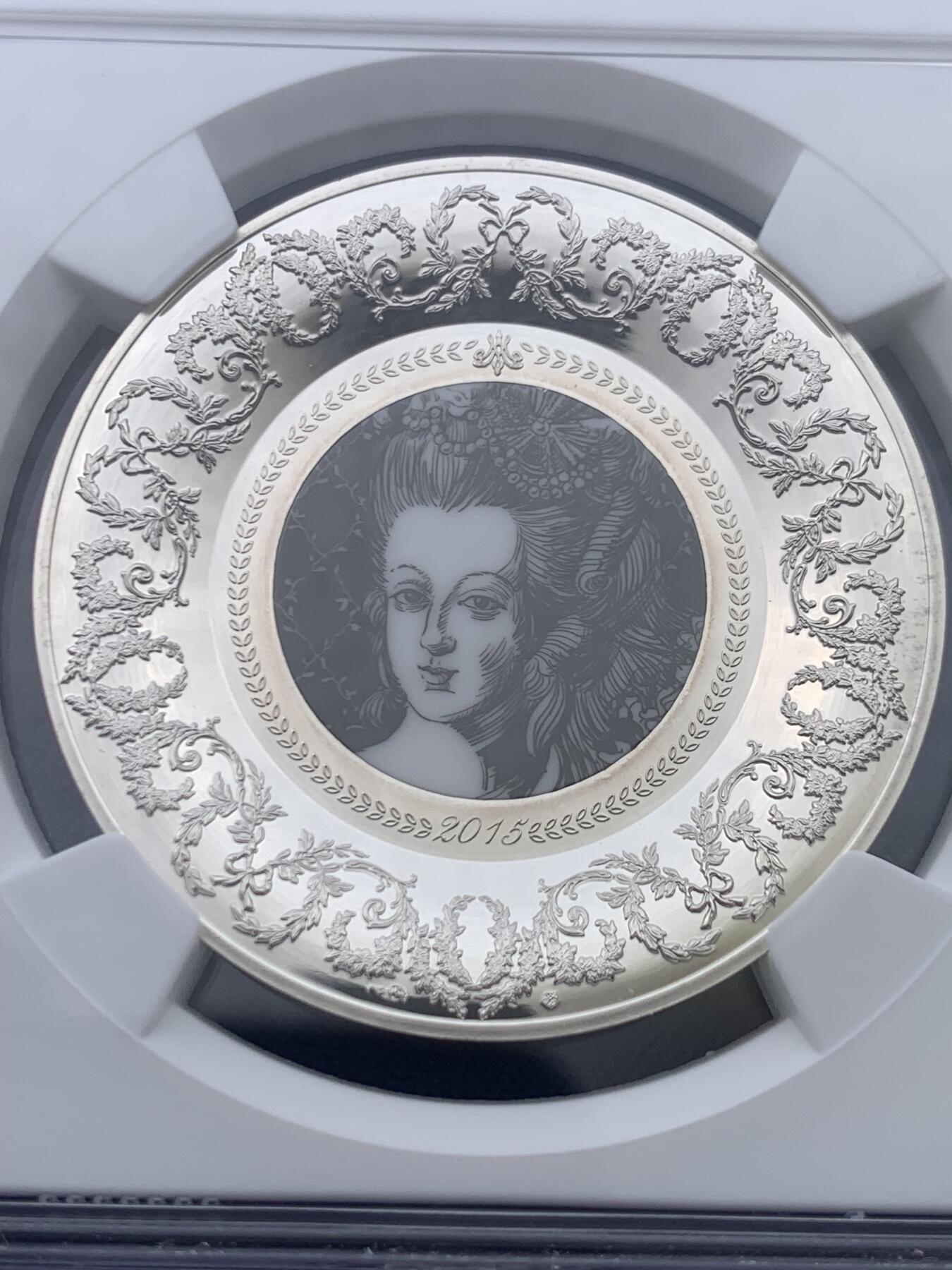 《竞宝斋》第434场 周日，周一2场连拍 （全场包邮） NGC PF69UC 法国2015年法兰西瑰宝-赛夫尔陶瓷10欧精制纪念银币（16.8克重，900银，币径37MM，限量发行5千枚，盒证齐全，袖珍银盘镶嵌陶瓷艺术品，回光流转熠熠生辉！）