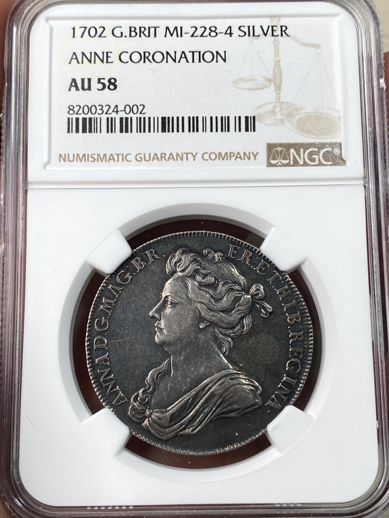 万国钱币拍卖第054期 NGC AU58 1702年英国安妮女王加冕纪念银章 正面刻有安妮女王侧面头像，反面安妮女王被描绘成女神帕利亚斯雅典娜，手持霹雳，与一位双头人物对峙，周围环绕着