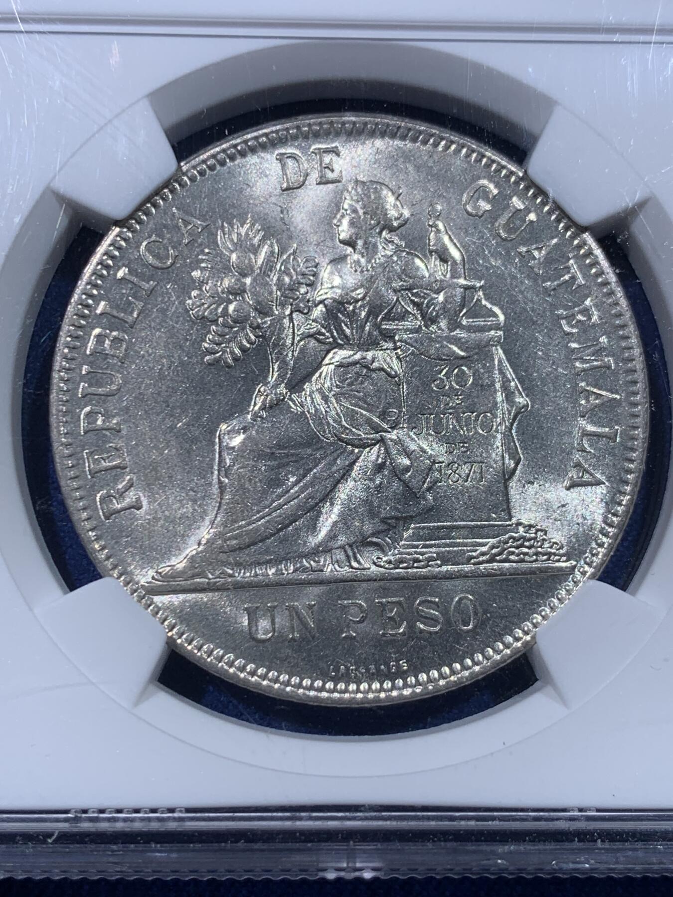 《竞宝斋》第434场 周日，周一2场连拍 （全场包邮） NGC AU58 危地马拉 1897年 坐人女神1比索银币，比1894年少见很多的关门年份，拉丁美洲热门品种，币面干净光度不错，值得收藏