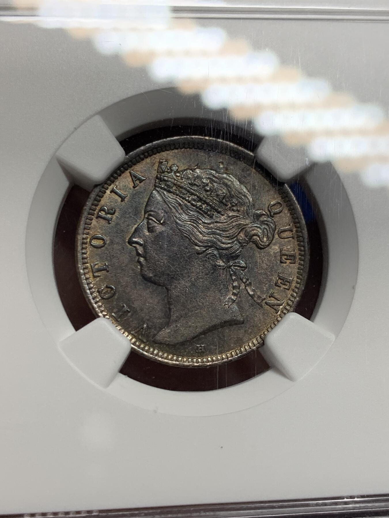 《竞宝斋》第434场 周日，周一2场连拍 （全场包邮） NGC AU58 英属海峡1897H维多利亚女王20分银币，双面顶级重五彩，发丝皇冠全深打，状态绝赞。铸量仅18万5千，后期高难年份，60分书价600美元，季军分，更高仅6枚。早在14年外拍同分就以250美元成交，包浆远不如此枚