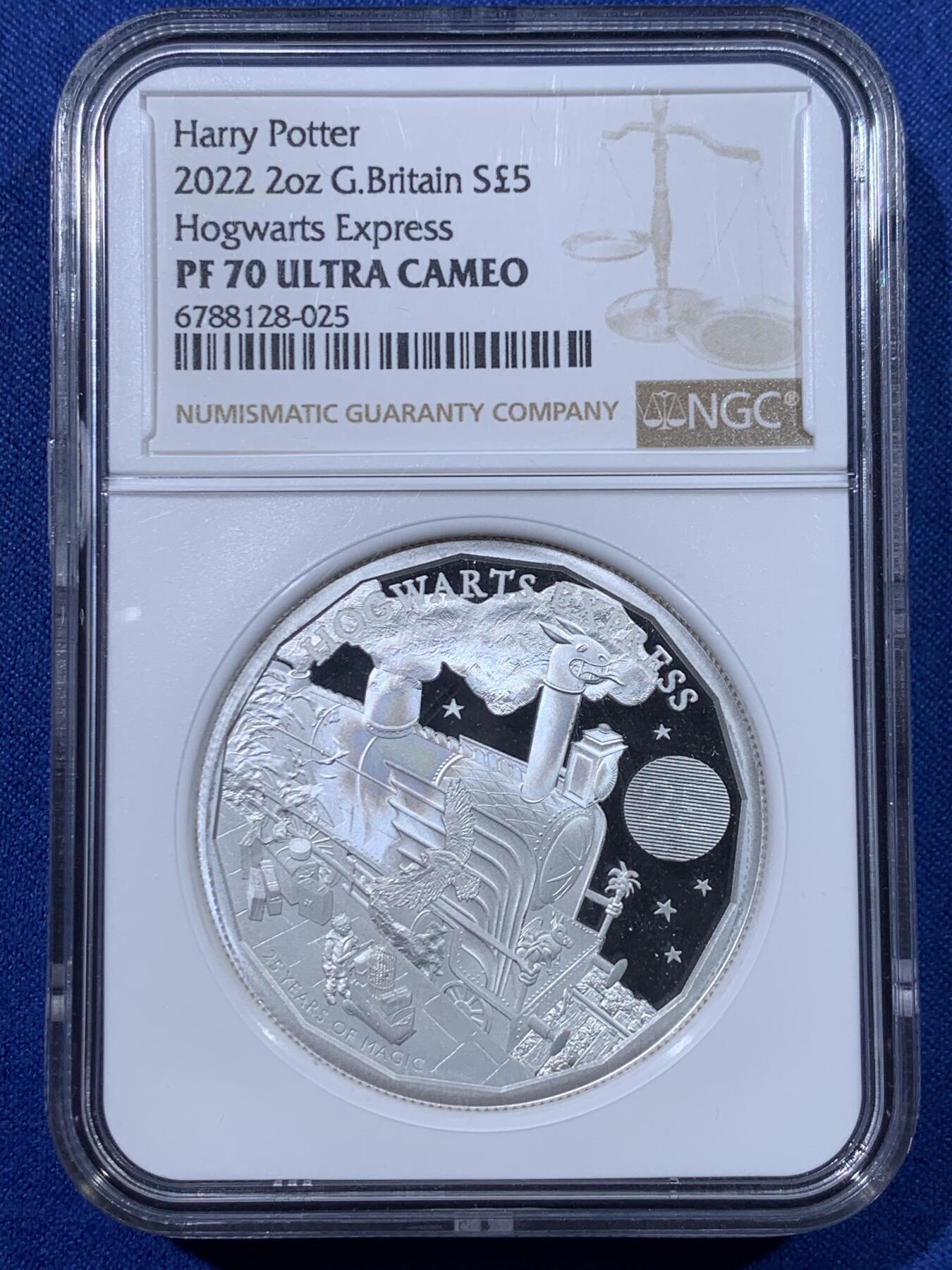《竞宝斋》第434场 周日，周一2场连拍 （全场包邮） 四枚一组 NGC PF70UC 英国2022年/2023年发行哈利波特25周年精制纪念银币 哈利波特与魔法石2英镑（1盎司克重，999银，币径38.61MM，限量发行1万5千枚，盒证齐全）+霍格沃兹特快列车5英镑 加厚版（2盎司克重，999银，币径38.61MM，限量发行760枚）+邓布利多教授2英镑（1盎司克重，999银，币径38.61MM，限量发行5千枚）+首期 霍格沃茨魔法学院2英镑（1盎司