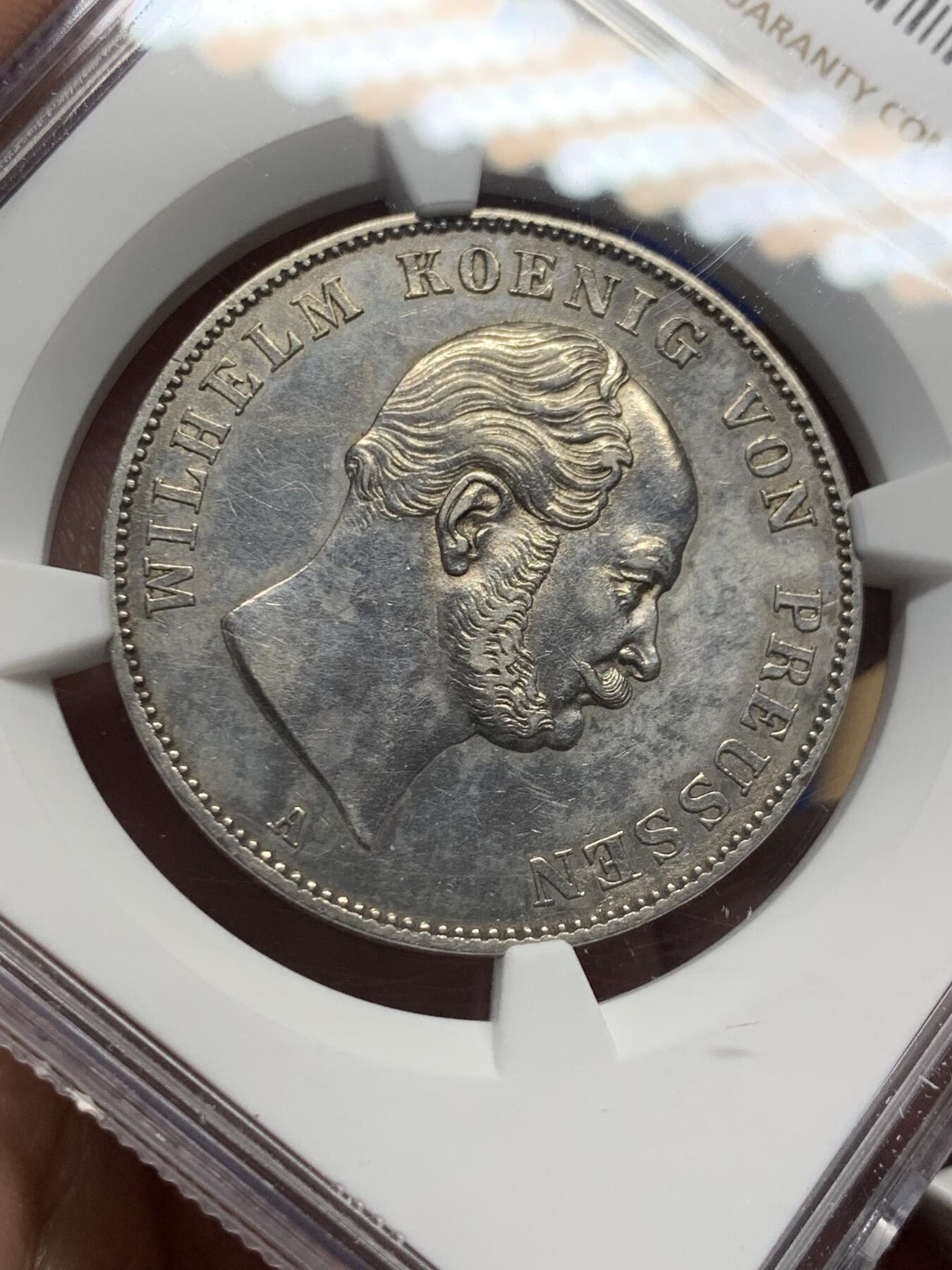 《竞宝斋》第434场 周日，周一2场连拍 （全场包邮） NGC AUD 德国 1861A 普鲁士威廉国王登基首年离冠鹰1泰勒银币 少见版面