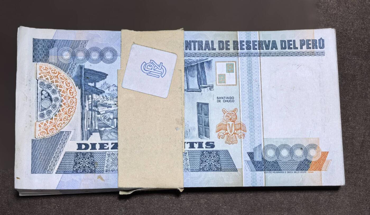 北京马甸外国币专卖第146期，外国纸币币专场，陆续上拍，欢迎关注 秘鲁万元钞百張连号，全新四角有卷，上下张及侧截面有脏如图