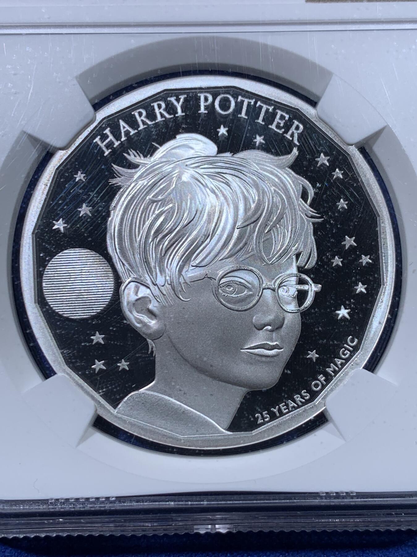 《竞宝斋》第434场 周日，周一2场连拍 （全场包邮） 四枚一组 NGC PF70UC 英国2022年/2023年发行哈利波特25周年精制纪念银币 哈利波特与魔法石2英镑（1盎司克重，999银，币径38.61MM，限量发行1万5千枚，盒证齐全）+霍格沃兹特快列车5英镑 加厚版（2盎司克重，999银，币径38.61MM，限量发行760枚）+邓布利多教授2英镑（1盎司克重，999银，币径38.61MM，限量发行5千枚）+首期 霍格沃茨魔法学院2英镑（1盎司