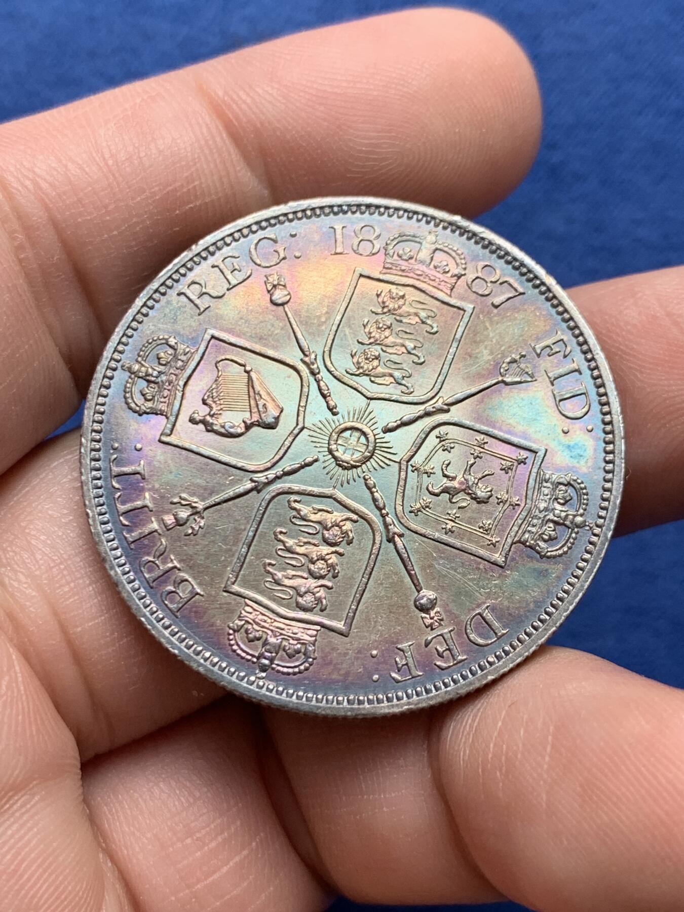 《竞宝斋》第434场 周日，周一2场连拍 （全场包邮） 英国1887年维多利亚高冠双弗洛林4先令大银币 奇幻环彩包浆 底板丝滑 层次分明 细节见图