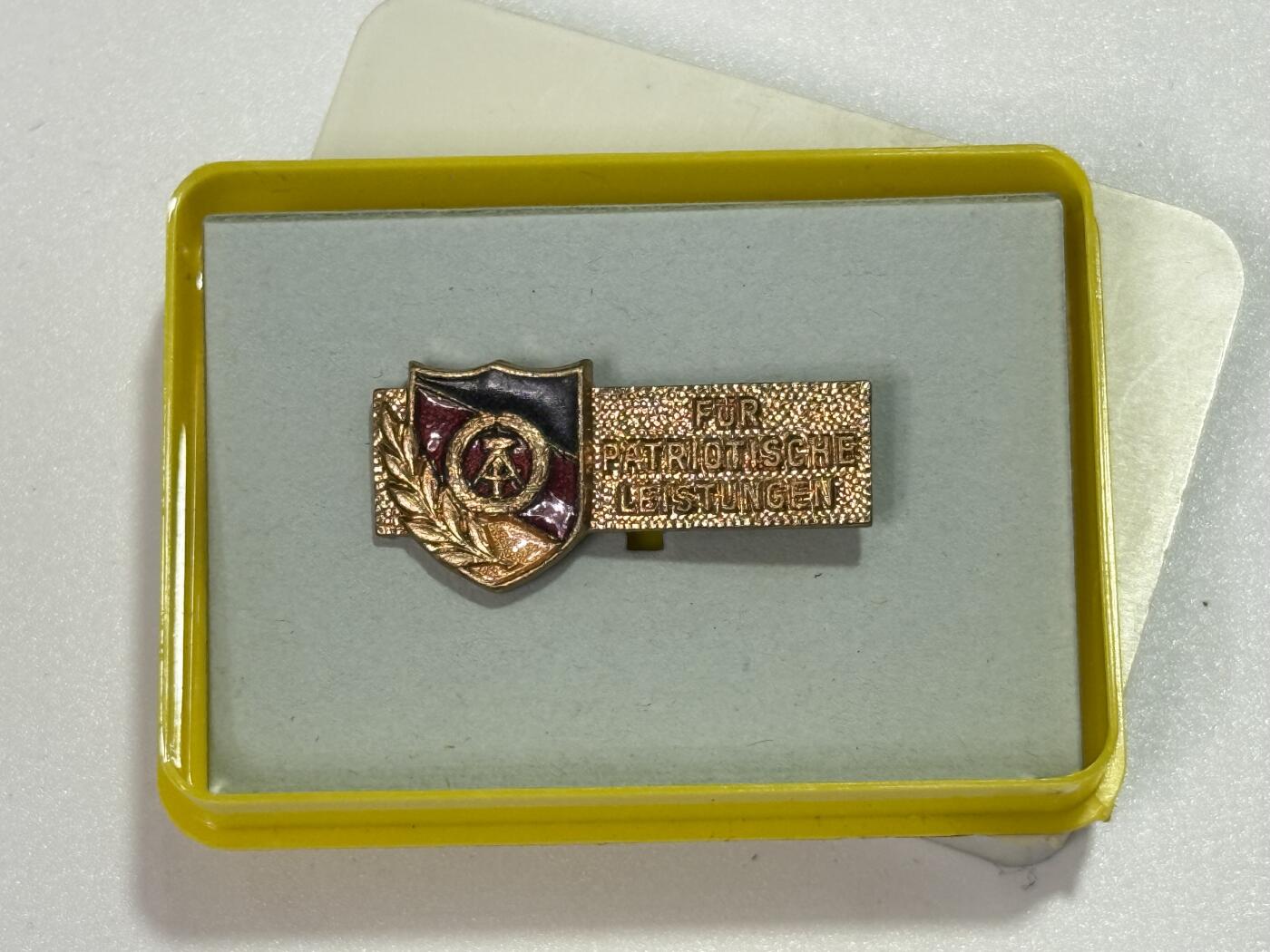 韵星假日精品2025秋季军品类拍卖会-- Rimey Holidays Boutique 2025 Autumn Militaria Sale 民主德国爱国功绩奖章带盒 珐琅质