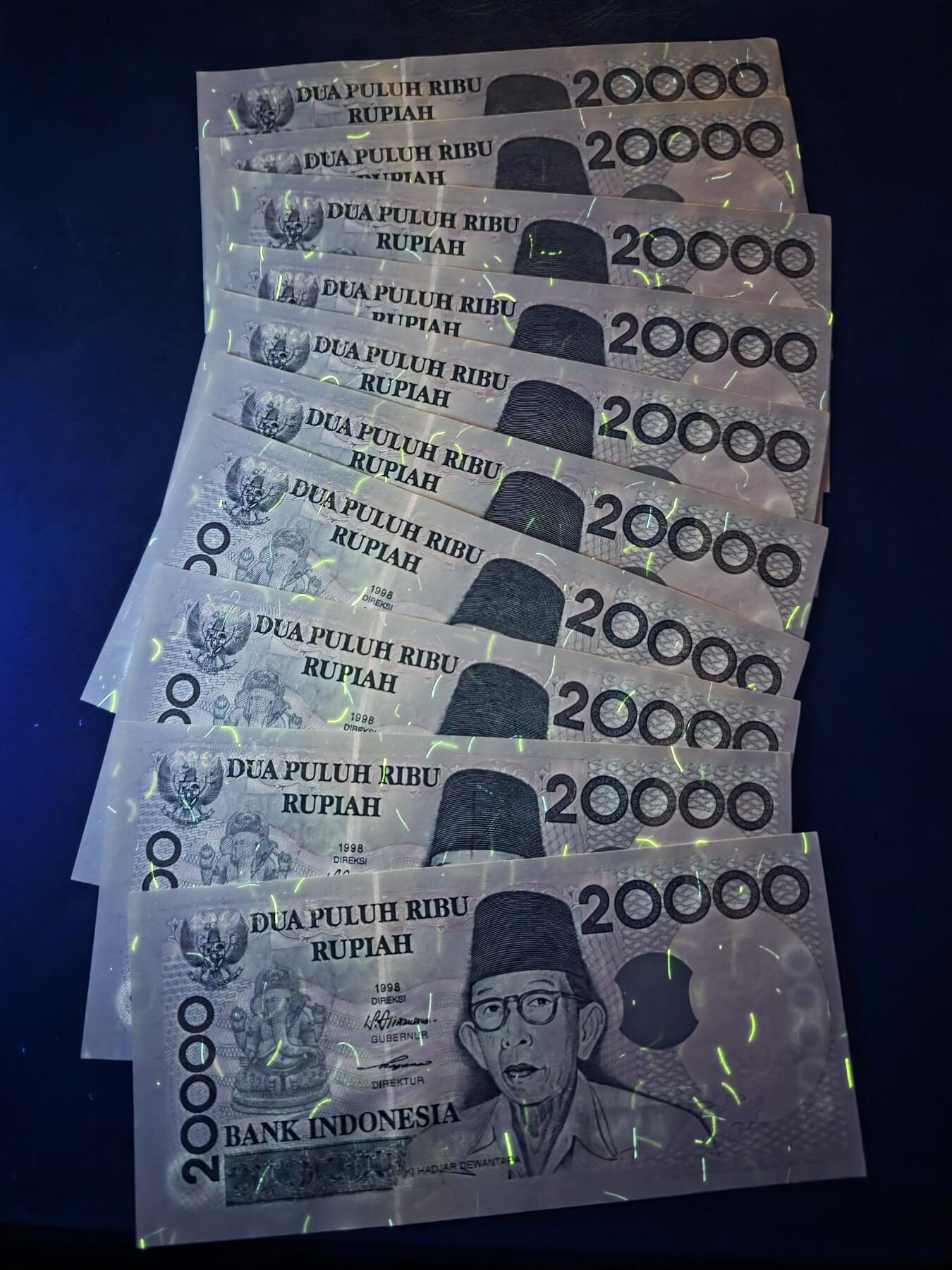 叁拾收藏第33期 印度尼西亚98年2万卢比10张连号（大部分全程无47） UNC  (有两张有压痕）