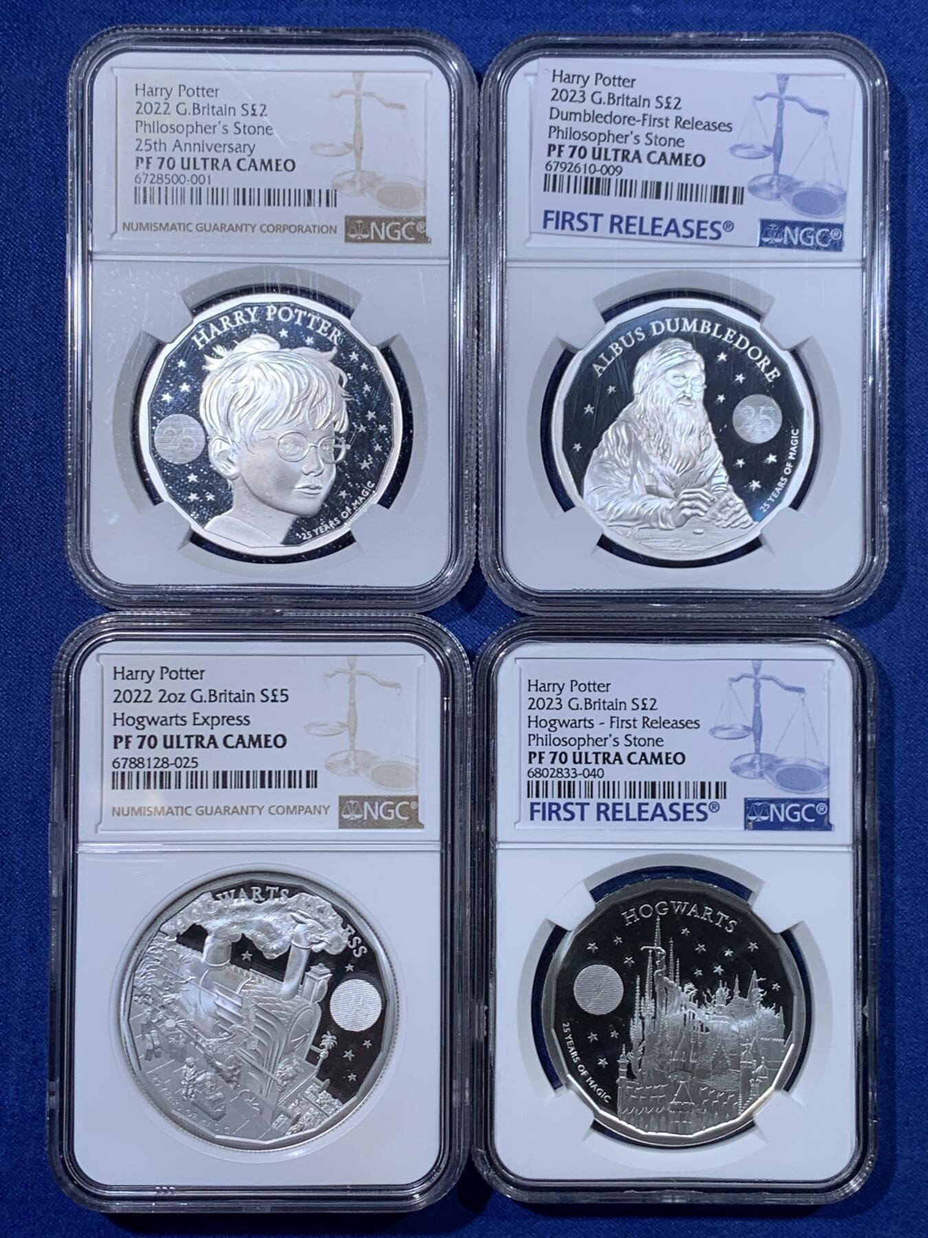 《竞宝斋》第434场 周日，周一2场连拍 （全场包邮） 四枚一组 NGC PF70UC 英国2022年/2023年发行哈利波特25周年精制纪念银币 哈利波特与魔法石2英镑（1盎司克重，999银，币径38.61MM，限量发行1万5千枚，盒证齐全）+霍格沃兹特快列车5英镑 加厚版（2盎司克重，999银，币径38.61MM，限量发行760枚）+邓布利多教授2英镑（1盎司克重，999银，币径38.61MM，限量发行5千枚）+首期 霍格沃茨魔法学院2英镑（1盎司