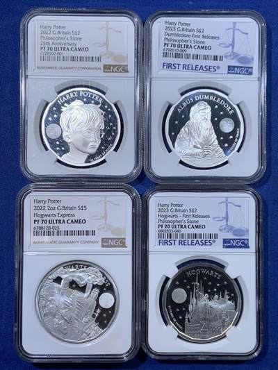 《竞宝斋》第434场 周日，周一2场连拍 （全场包邮） - 四枚一组 NGC PF70UC 英国2022年/2023年发行哈利波特25周年精制纪念银币 哈利波特与魔法石2英镑（1盎司克重，999银，币径38.61MM，限量发行1万5千枚，盒证齐全）+霍格沃兹特快列车5英镑 加厚版（2盎司克重，999银，币径38.61MM，限量发行760枚）+邓布利多教授2英镑（1盎司克重，999银，币径38.61MM，限量发行5千枚）+首期 霍格沃茨魔法学院2英镑（1盎司