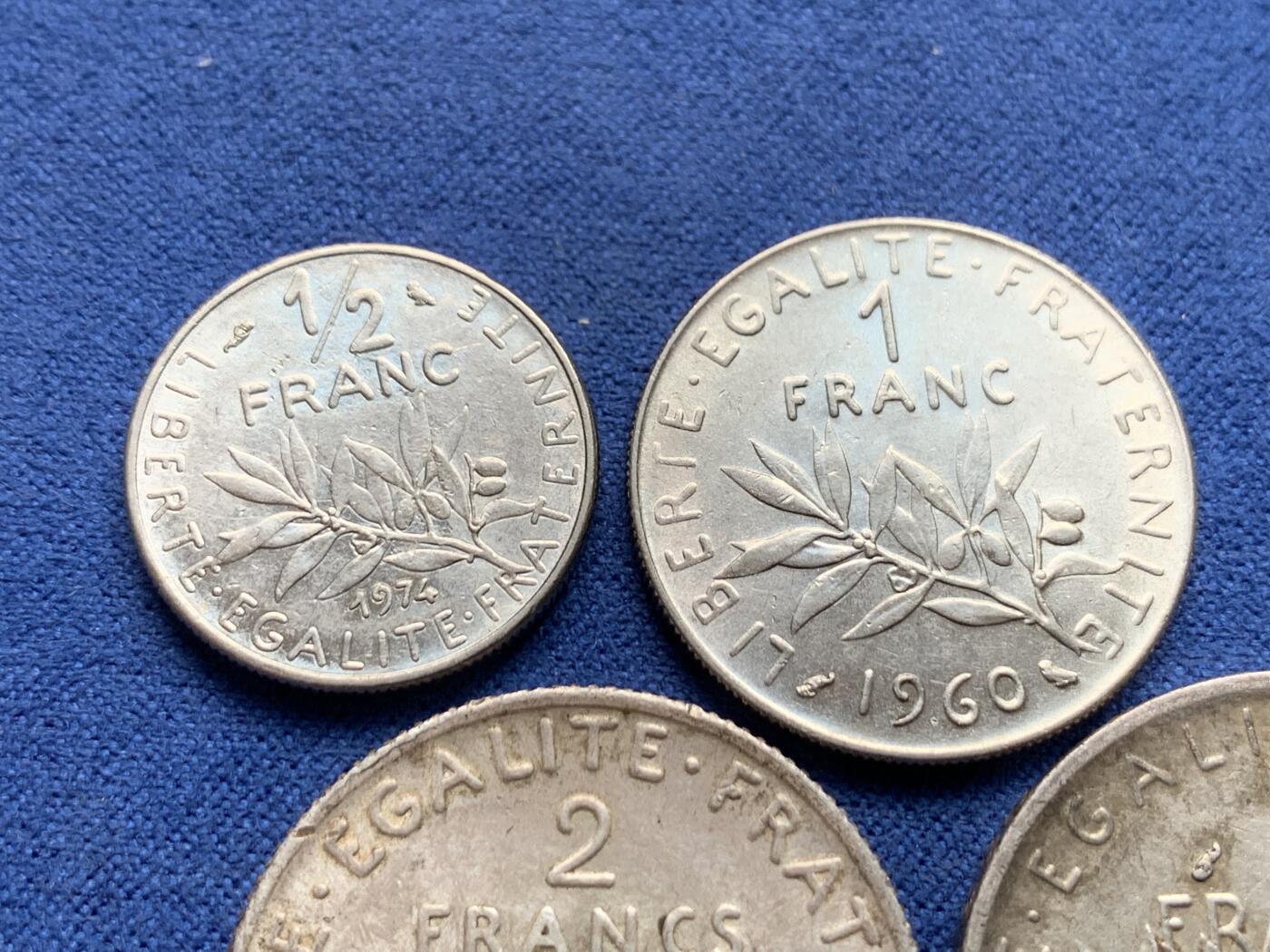 《竞宝斋》第434场 周日，周一2场连拍 （全场包邮） 四枚一组 法国行走女神，5法郎，2法郎，1法郎和2/1法郎，其中2法郎最早期1916年，其中2枚银币 著名雕刻师o'roty作品