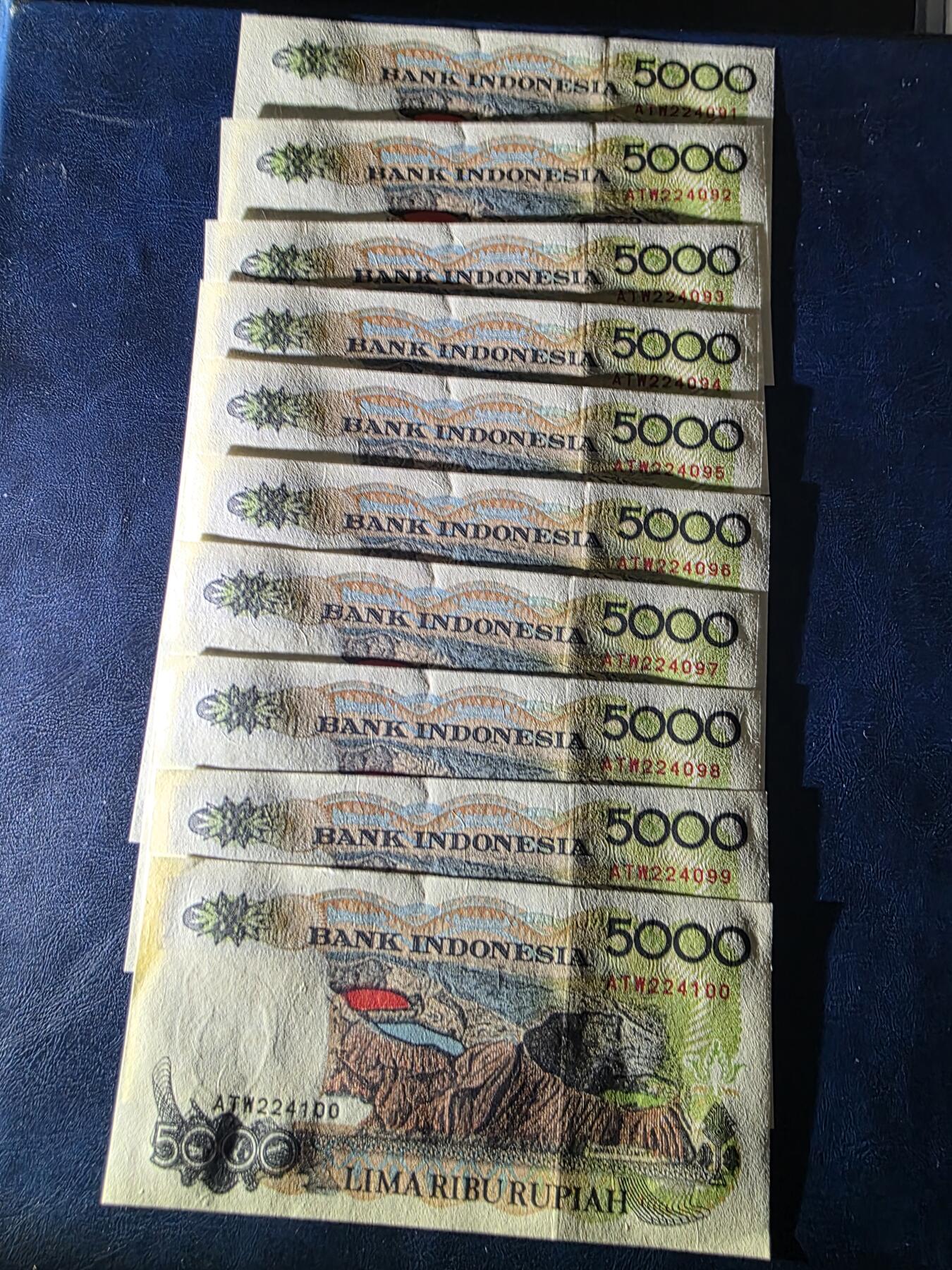 叁拾收藏第33期 印度尼西亚92年5000卢比10张连号（三色湖，克里穆图火山） UNC