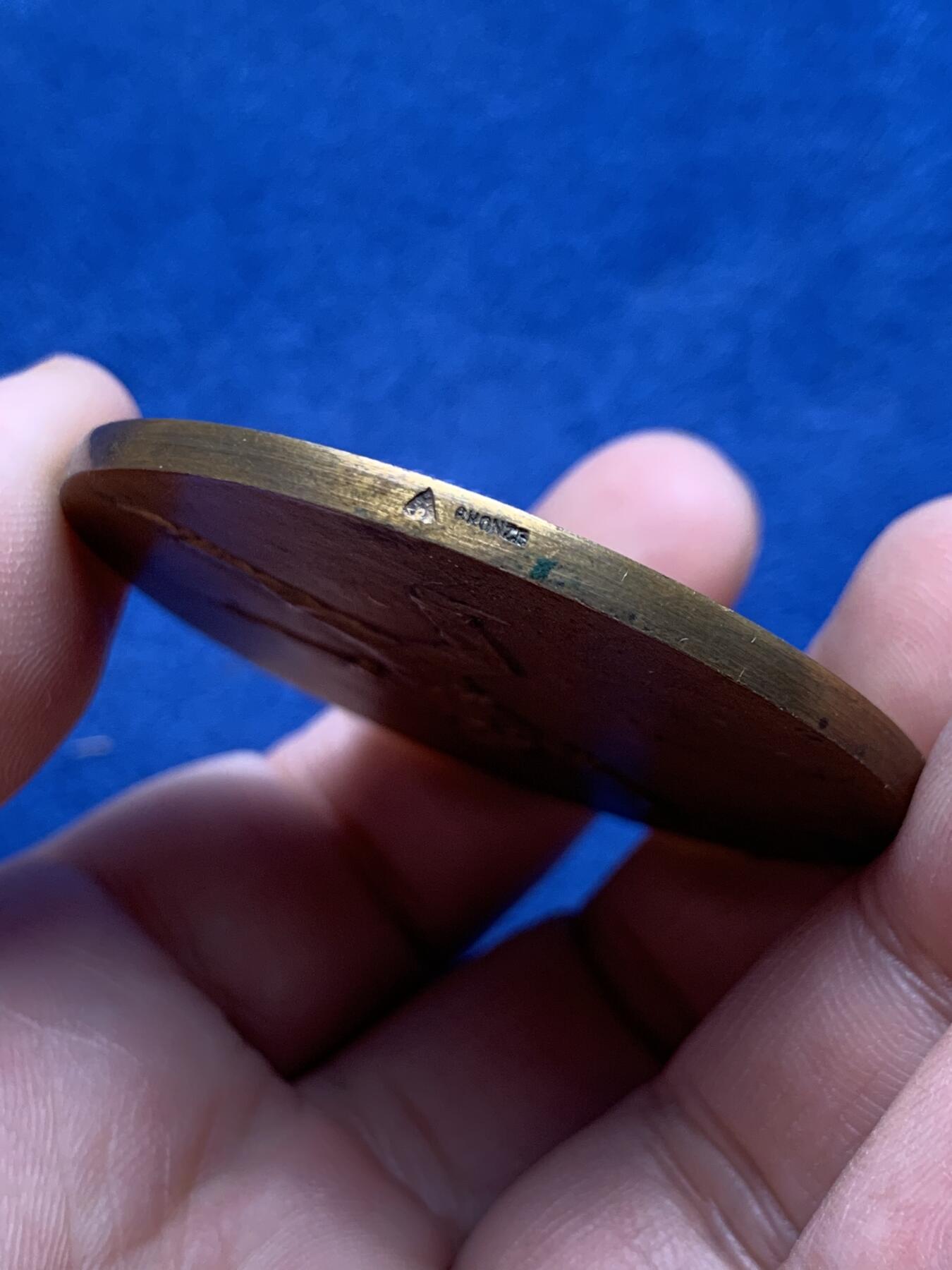 《竞宝斋》第434场 周日，周一2场连拍 （全场包邮） 手球比赛铜章 52.55克 50.1mm 三角铜标