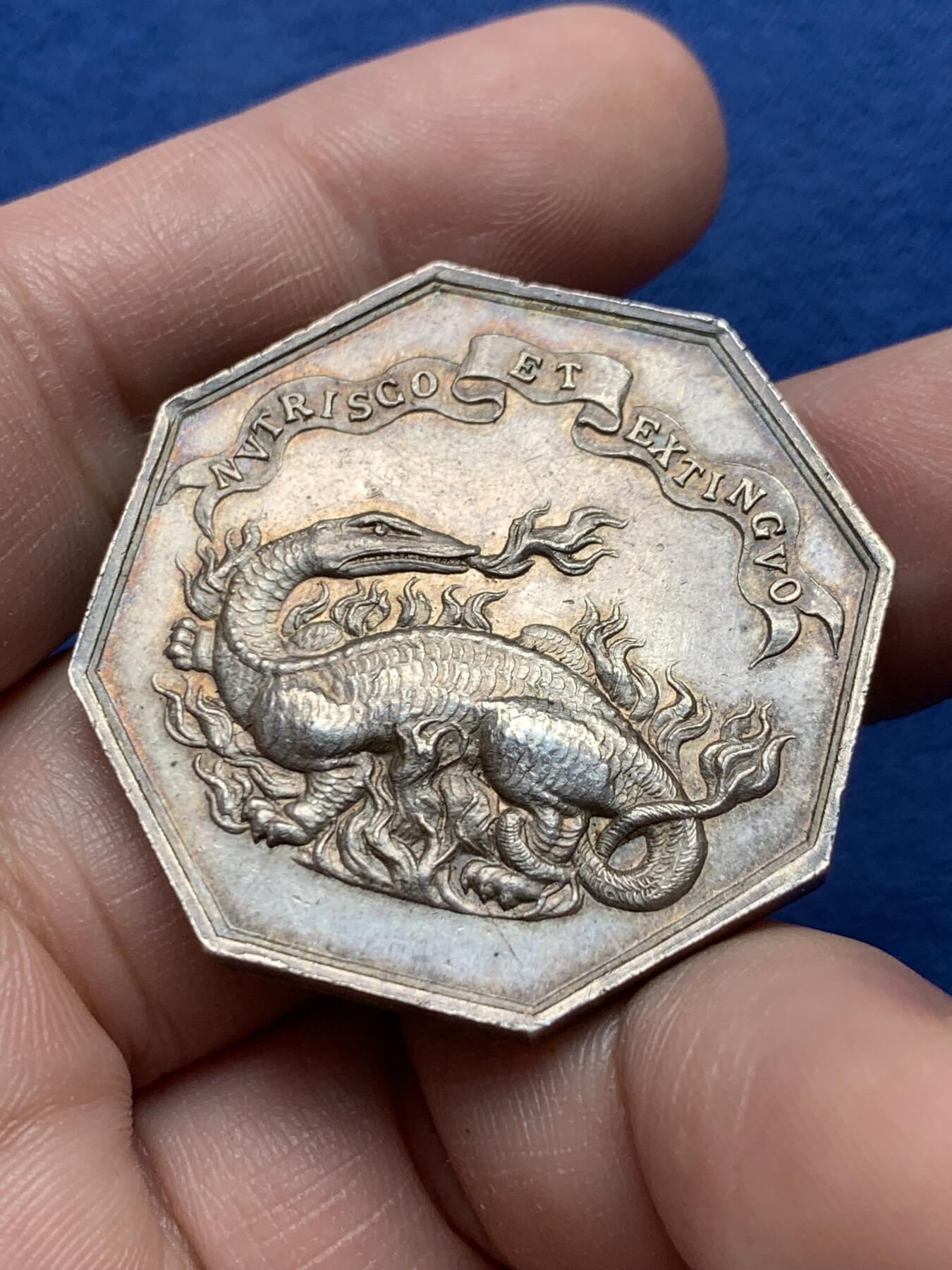 《竞宝斋》第434场 周日，周一2场连拍 （全场包邮） 法国卢瓦-谢尔省火灾互助保险八角银代币 27.9克 36.5mm 丰饶角1银标 大号铠甲龙 细节见图