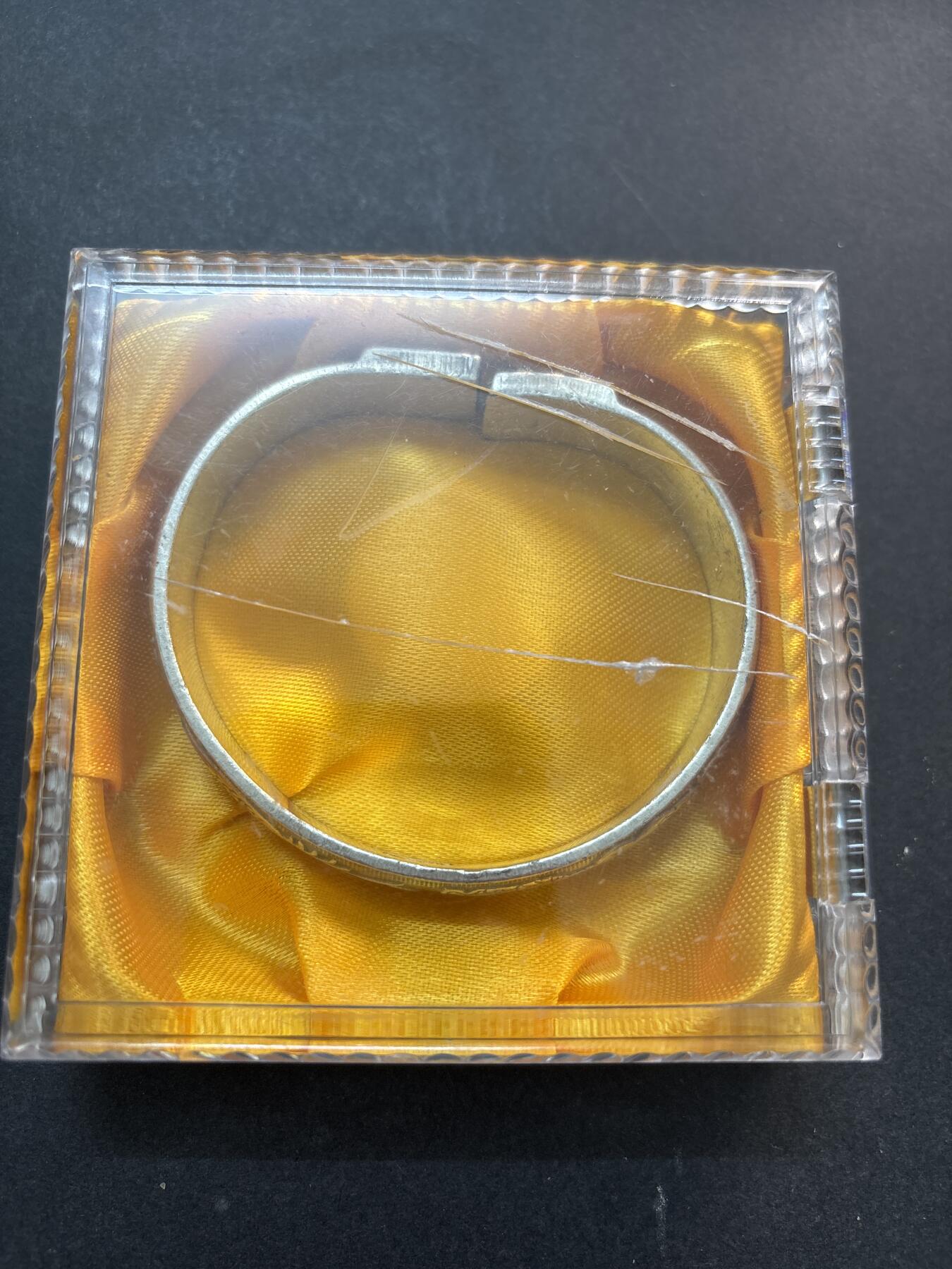 文馨钱币收藏第 278 场，银元，纸币，铜章场 长期接收代拍品 镯子一个，写着足银，51.5 克，是不是全银不懂