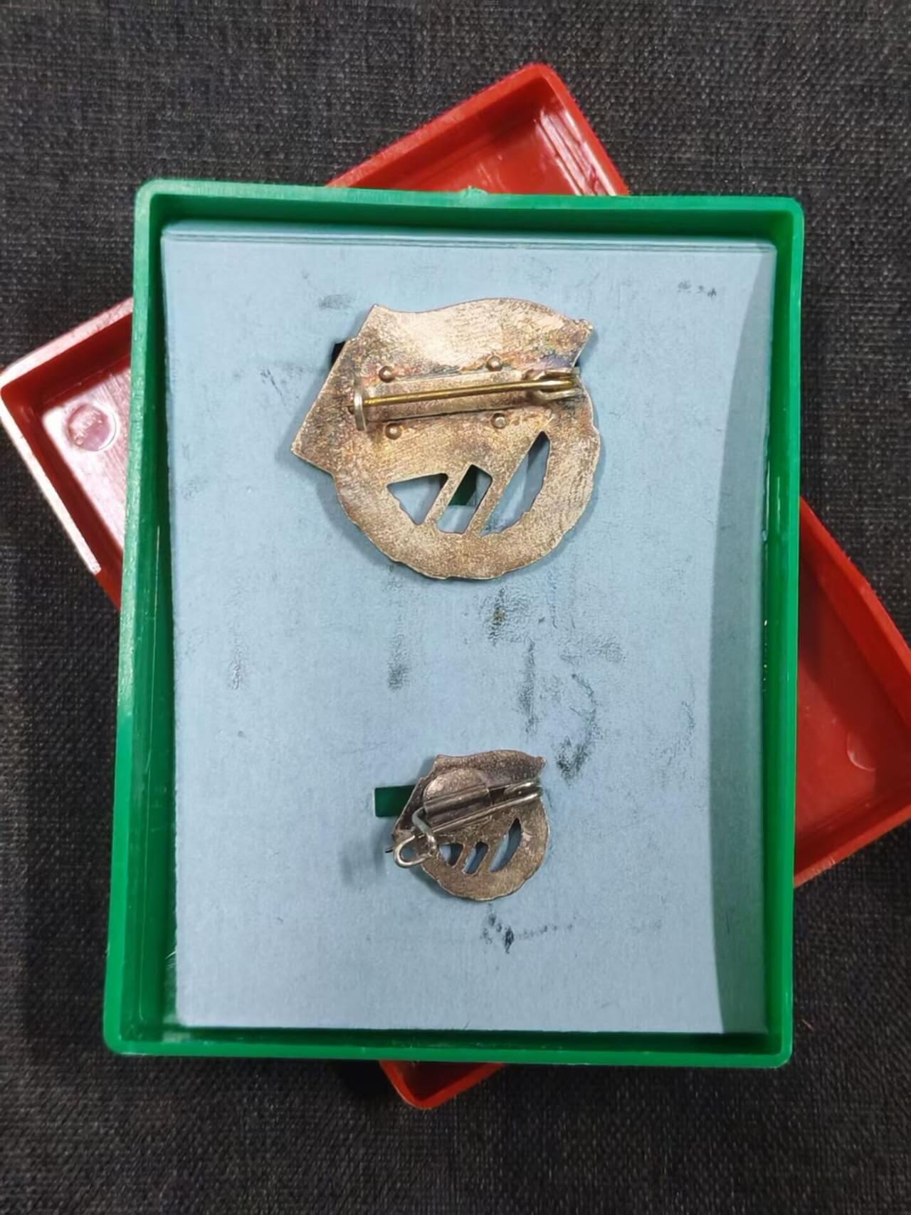 罗岚⭐爱藏⭐精品专拍第七场-分享拍场赚佣（周六有群拍，详细看简介） 民主德国银级苏🉐友谊奖章带原盒mini 美品齐全一套