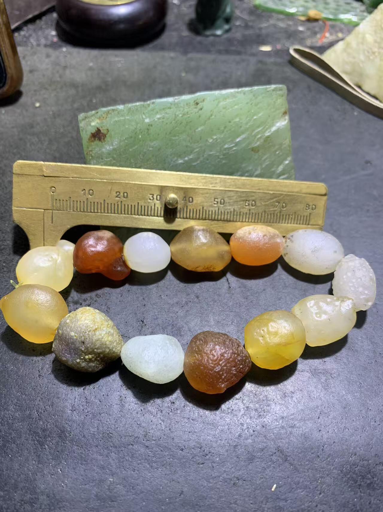 精美阿拉善彩珠玛瑙原石手串一条，。