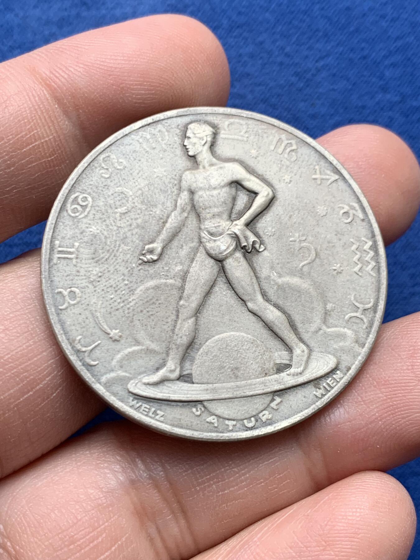 《竞宝斋》第434场 周日，周一2场连拍 （全场包邮） 1944年德国民族社会主义工人党党魁生日纪念大银章 罕见德系土星掌管日历银章 柏林厂铸 40MM 25.35克 背面下排书：GEBURTSTAG DES FUHRERS 20.APRIL 庆祝4月20日元首生日