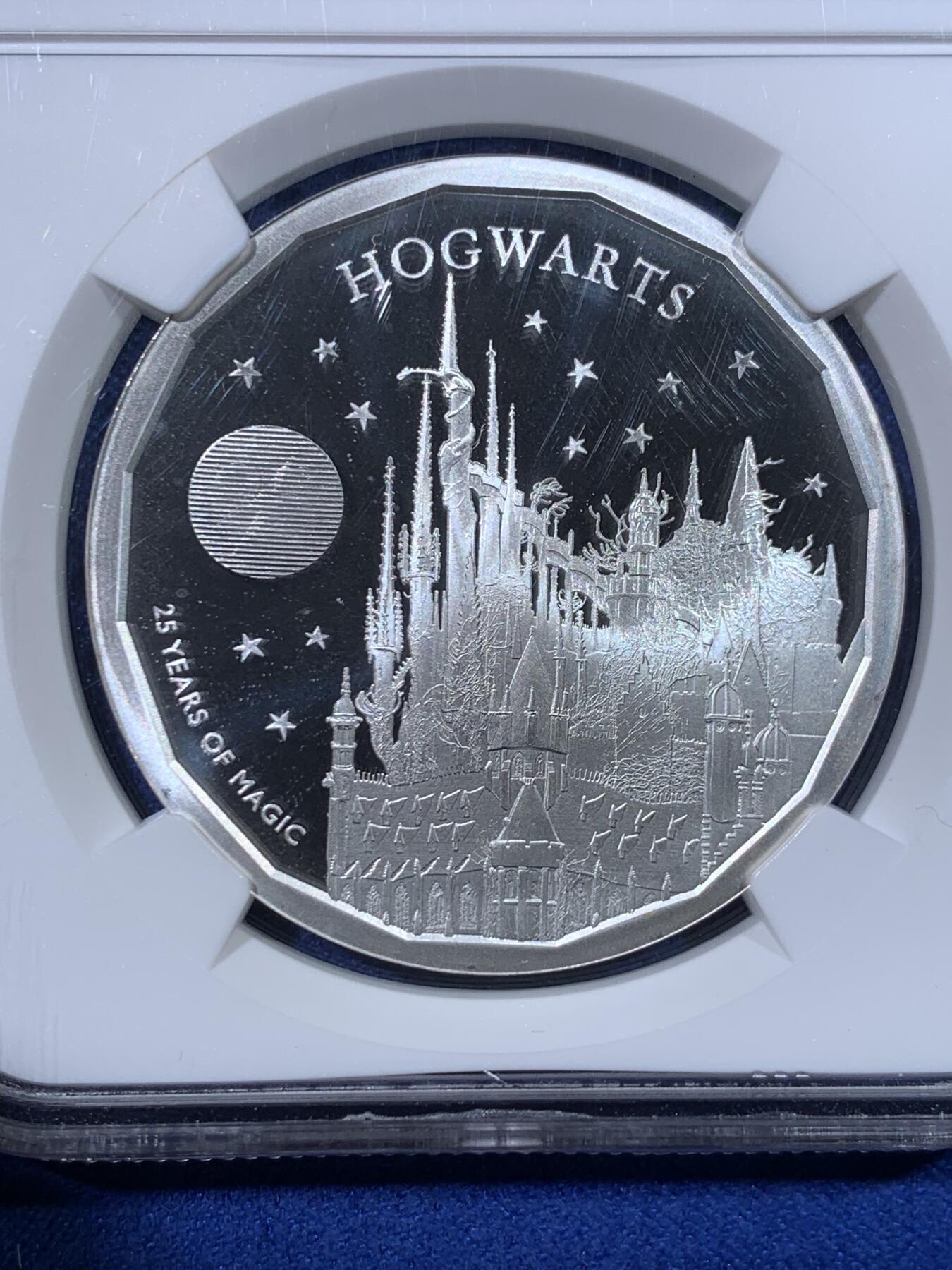 《竞宝斋》第434场 周日，周一2场连拍 （全场包邮） 四枚一组 NGC PF70UC 英国2022年/2023年发行哈利波特25周年精制纪念银币 哈利波特与魔法石2英镑（1盎司克重，999银，币径38.61MM，限量发行1万5千枚，盒证齐全）+霍格沃兹特快列车5英镑 加厚版（2盎司克重，999银，币径38.61MM，限量发行760枚）+邓布利多教授2英镑（1盎司克重，999银，币径38.61MM，限量发行5千枚）+首期 霍格沃茨魔法学院2英镑（1盎司