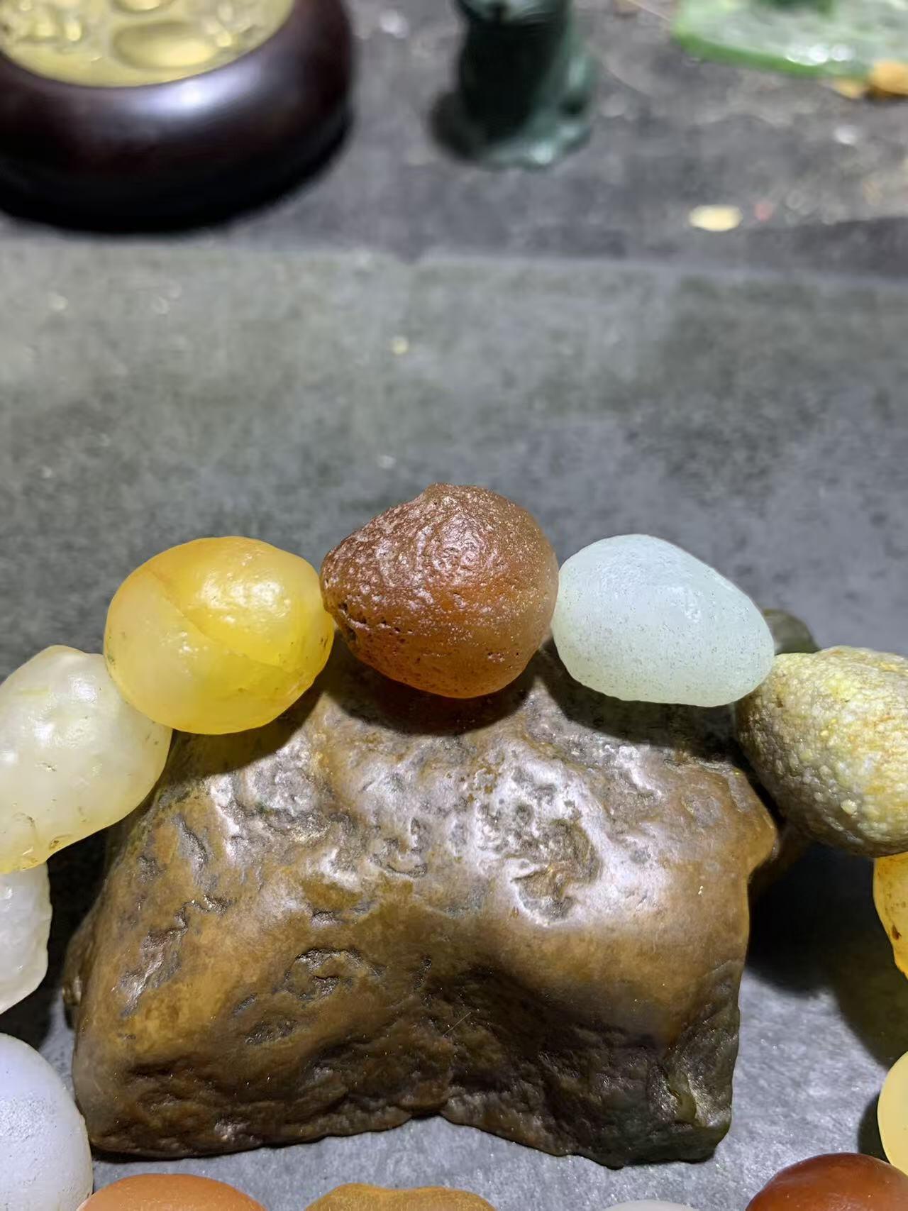 精美阿拉善彩珠玛瑙原石手串一条，。