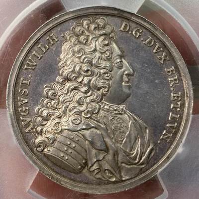 万国钱币拍卖第054期 - PCGS MS62 1717年德国布伦瑞克-吕纳堡公国奥古斯特·威廉公爵纪念宗教改革200周年大银章 48.87MM 43.62G 罕见品种 高浮雕轻微镜面感 奥古斯特·威廉公爵大波浪秀发异常美丽 背面唱诗班景象栩栩如生 