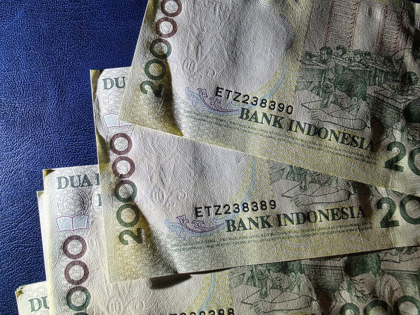 叁拾收藏第33期 印度尼西亚98年2万卢比10张连号（大部分全程无47） UNC  (有两张有压痕）