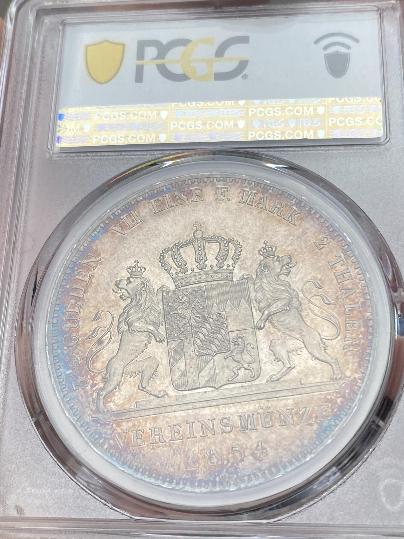 万国钱币拍卖第054期 PCGS MS63 1854年德国巴伐利亚马克西米利安二世双狮纹章2泰勒 PC错标为水晶宫 绚丽环彩包浆 流通2t中难得一见的品质 一步到位典藏级