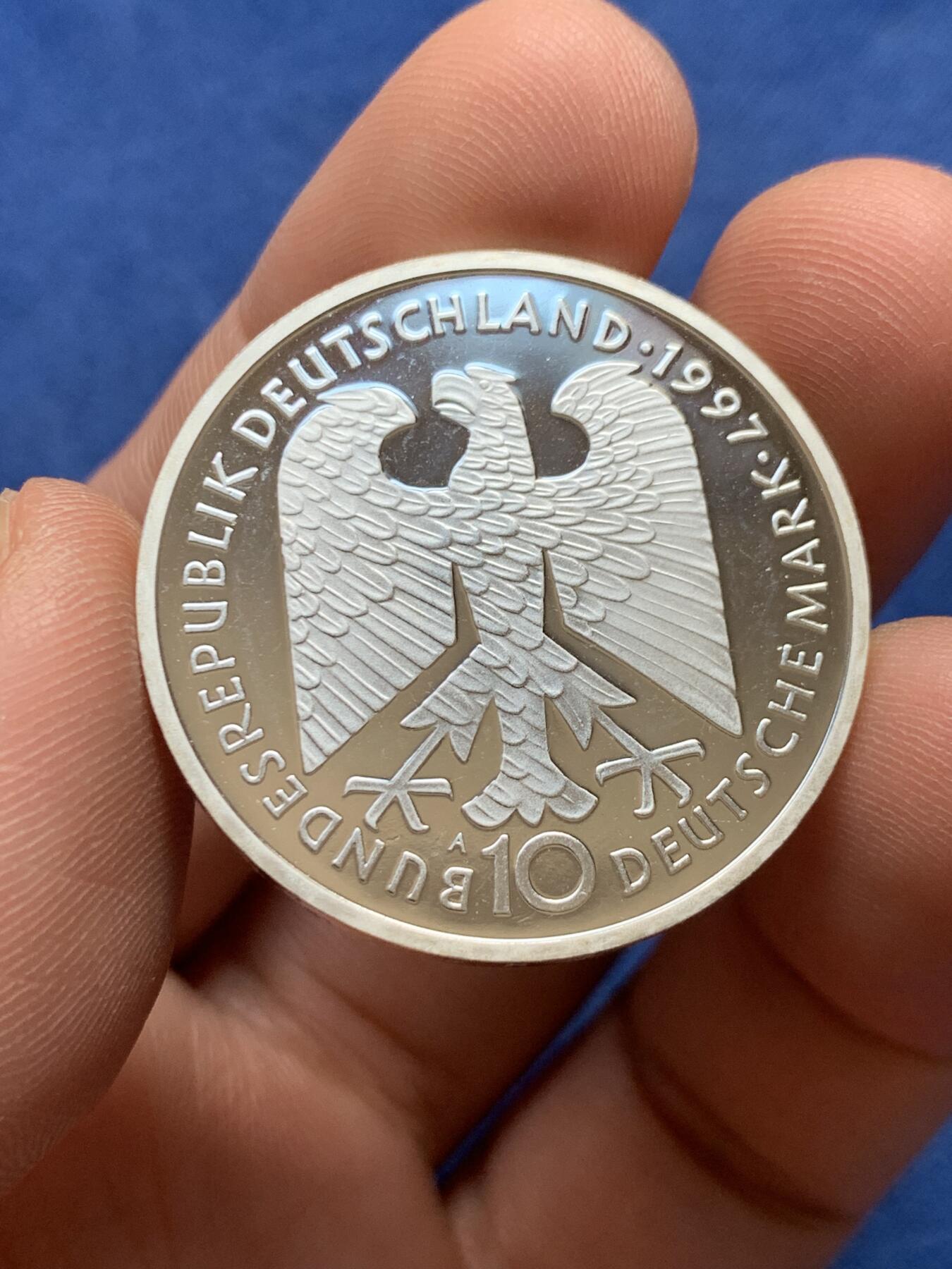 《竞宝斋》第434场 周日，周一2场连拍 （全场包邮） 德国1997年海因里希·海涅10马克精制银币A版 15.5克，625银，发行量：15W出头，国外售价在40美元左右。