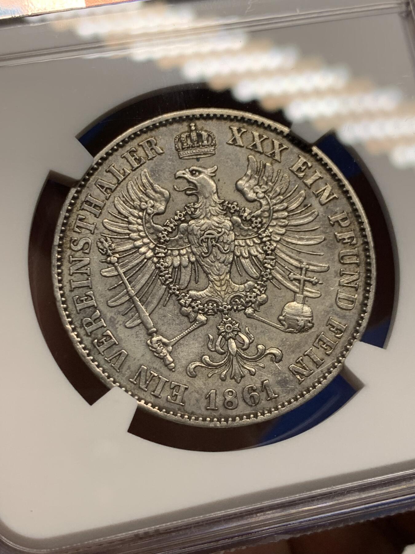 《竞宝斋》第434场 周日，周一2场连拍 （全场包邮） NGC AUD 德国 1861A 普鲁士威廉国王登基首年离冠鹰1泰勒银币 少见版面